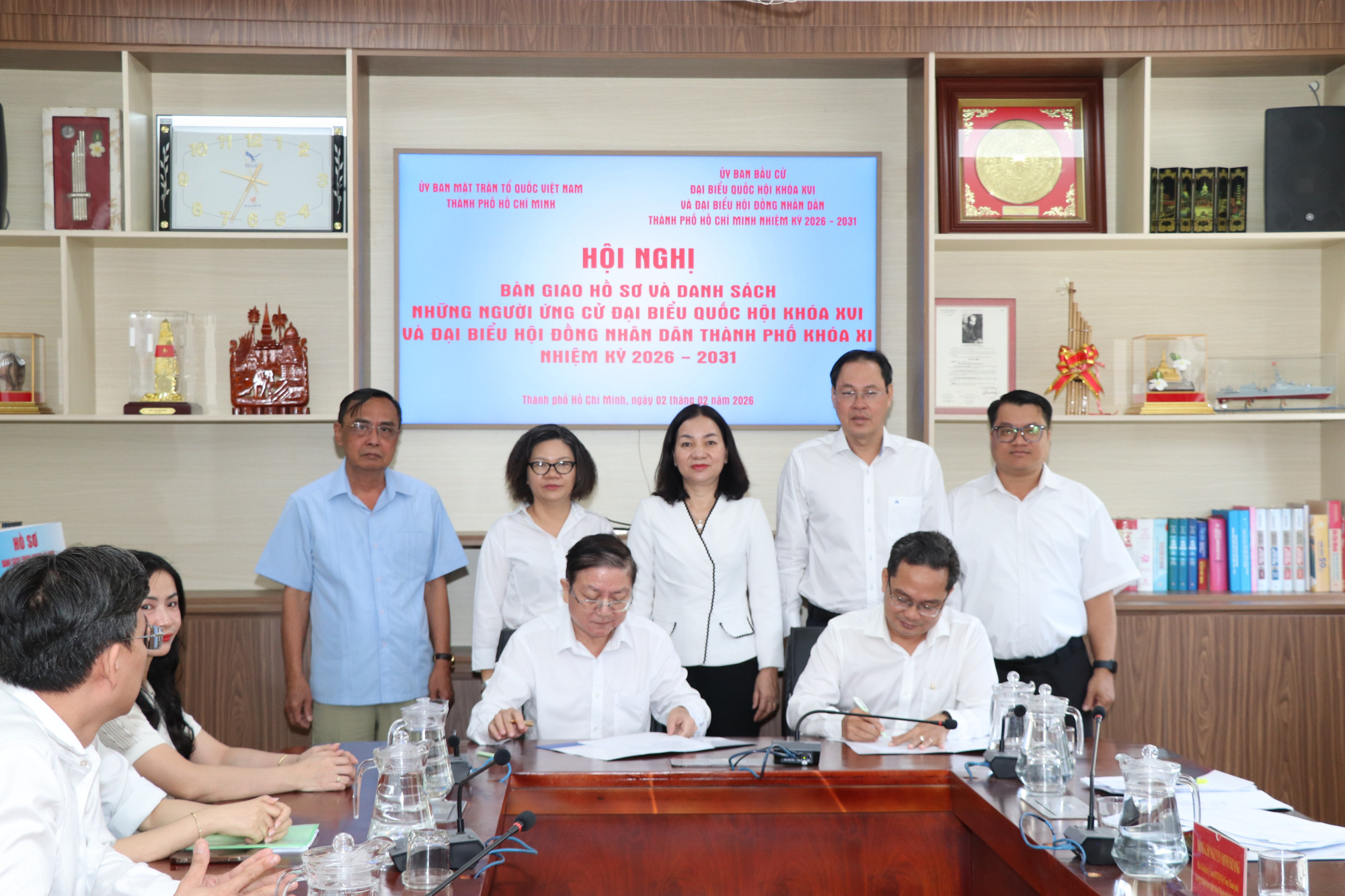 Đại diện Ủy ban Bầu cử TPHCM và MTTQ Việt Nam TPHCM ký kết bàn giao