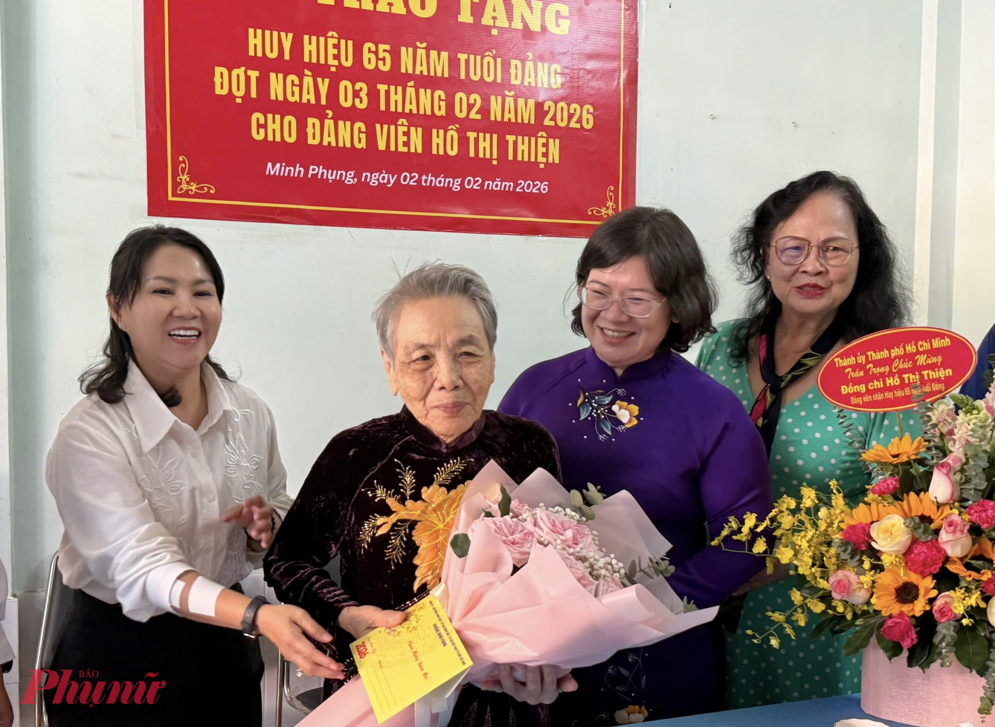 Lãnh đạo Thành ủy TPHCM chúc mừng đồng chí Hồ Thị Thiện vinh dự nhận Huy hiệu 65 năm tuổi Đảng - Ảnh: Thanh Tâm