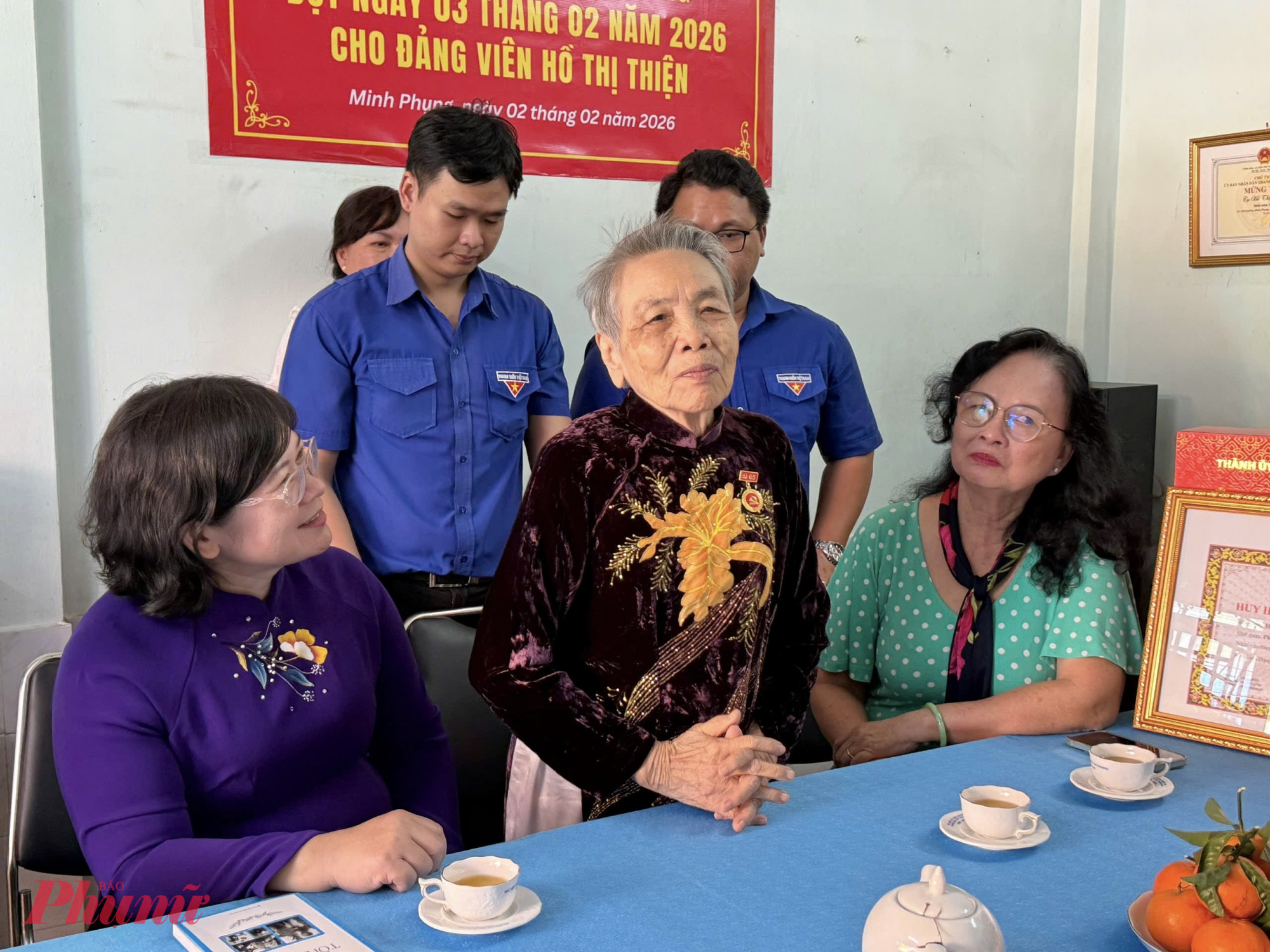 Bà Hồ Thị Thiện xúc động ôn lại chặng đường hoạt động cách mạng hơn 65 năm trong hàng ngũ của Đảng - Ảnh: Thanh Tâm