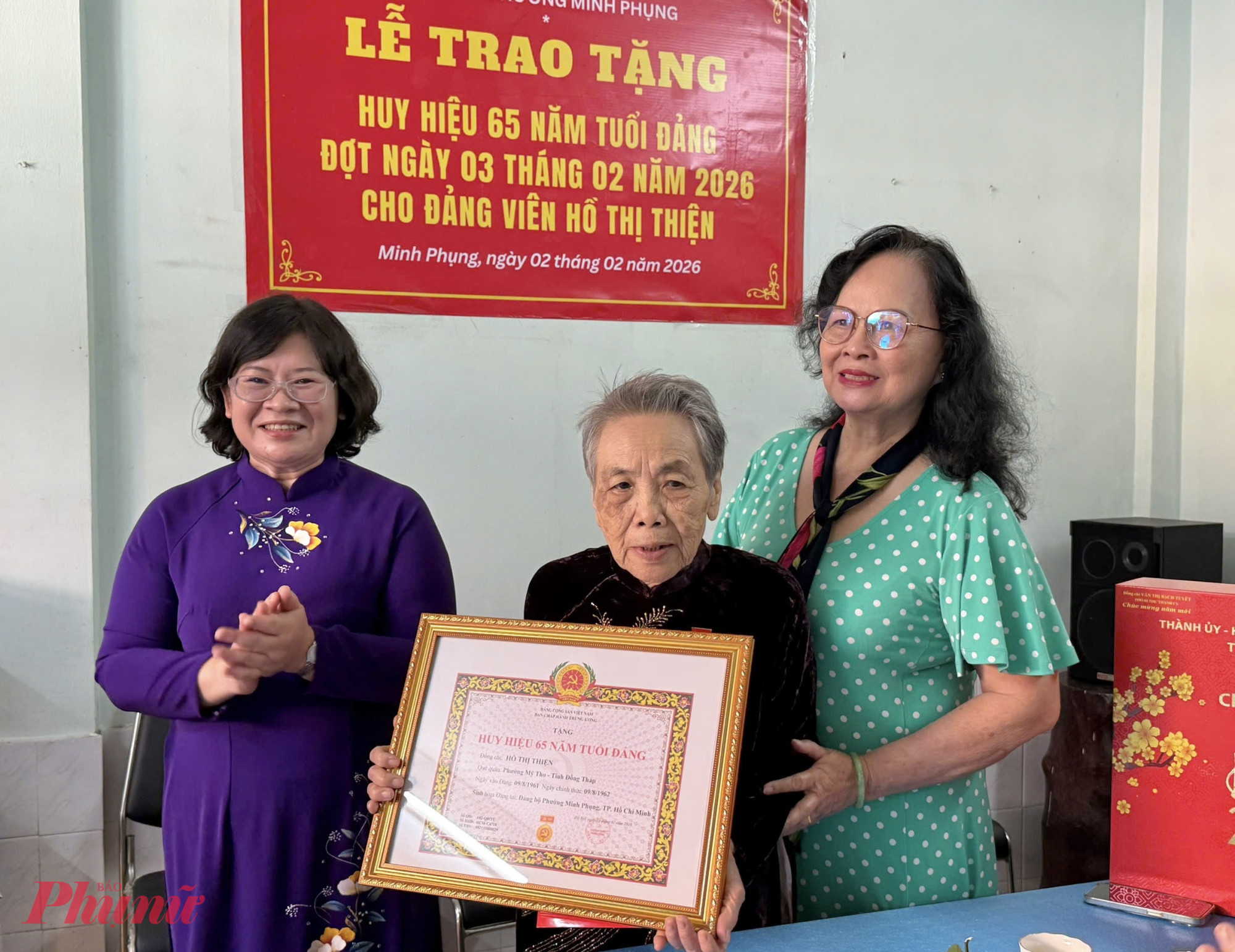 Bà Văn Thị Bạch Tuyết - Phó bí thư Thành ủy TPHCM trao Huy hiệu Đảng cho bà Hồ Thị Thiện - Ảnh: Thanh Tâm