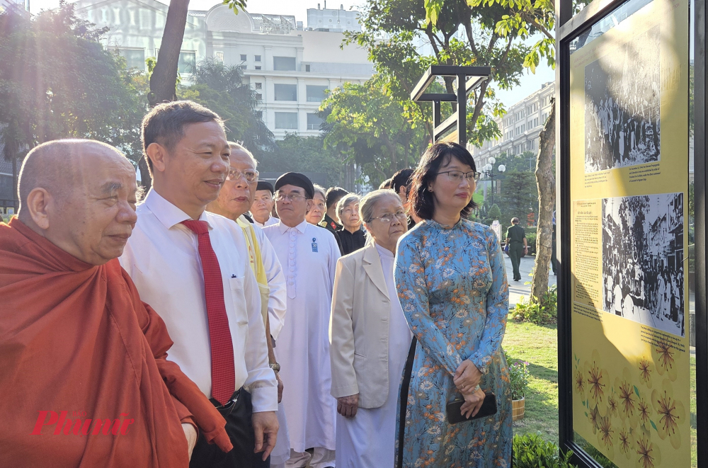 Lãnh đạo TPHCM xem triển lãm.