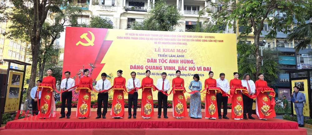 Các đại biểu cắt băng khai mạc triển lãm.