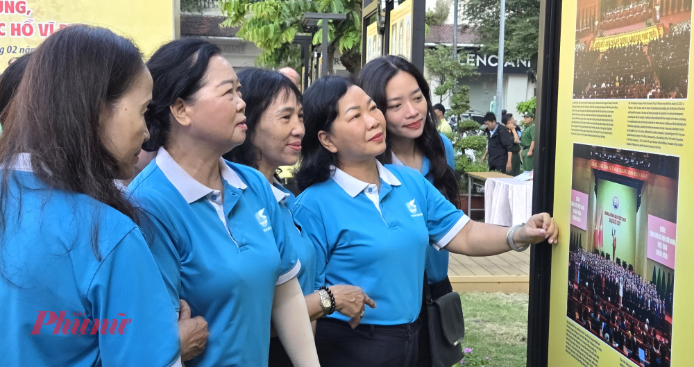 Các đại biểu Hội Liên hiệp Phụ Nữ phường Sài Gòn xem triển lãm.