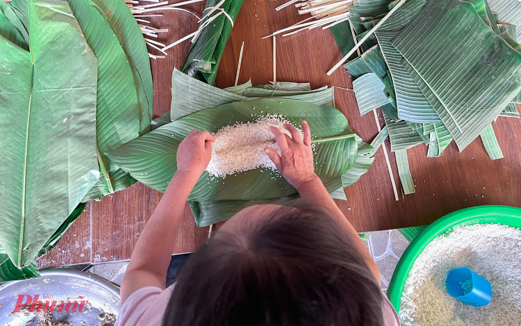 Từ vùng cao, lá dong rừng được thương lái vận chuyển về cung cấp cho các cơ sở làm bánh chưng