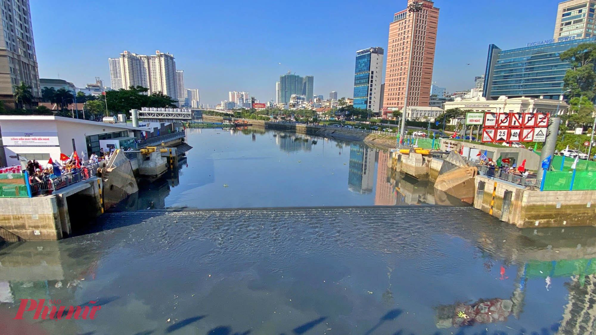 tại cống Bến Nghé, các đơn vị đang thi công nạo vét lòng sông, hoàn thiện lắp đặt hệ thống điều khiển tự động SCADA