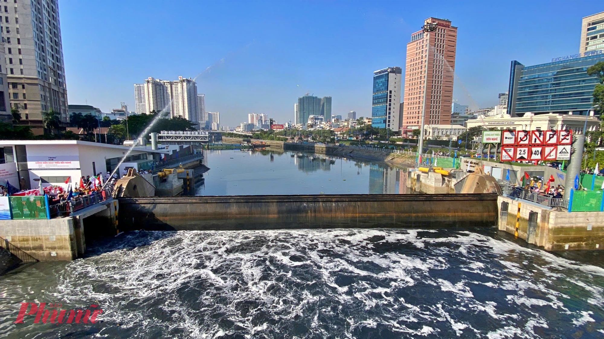 Van ngăn triều được vận hành - Ảnh: Nguyễn Văn