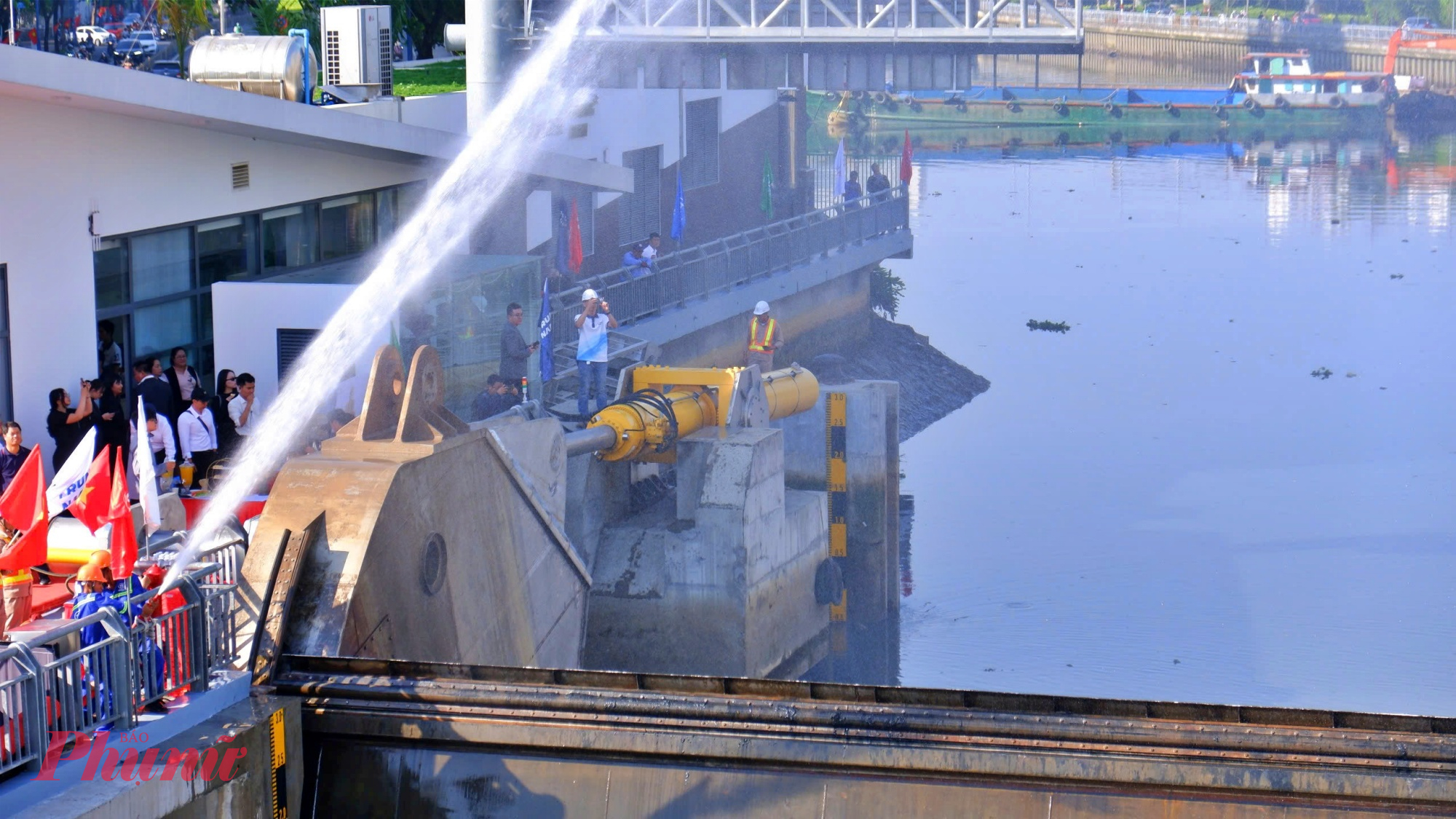 Phun nước tái khởi động cống ngăn triều Bến Nghé - Ảnh: Nguyễn Văn