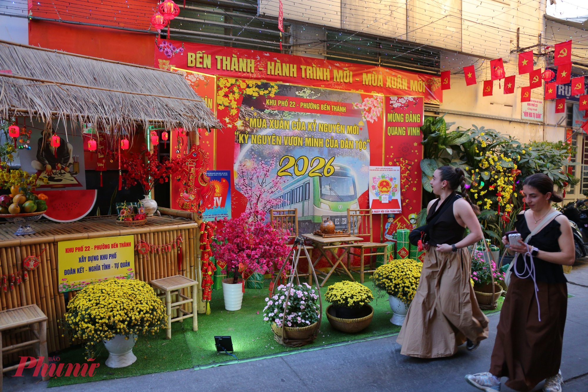 Không chỉ mang niềm vui cho người dân địa phương, những con hẻm rực rỡ sắc Tết còn khiến nhiều du khách nước ngoài thích thú. Khi tình cờ đi ngang qua, họ dừng lại chụp ảnh, ngắm nhìn không gian Tết cổ truyền của người Việt được tái hiện sinh động trong một con hẻm nhỏ – nơi lưu giữ nét văn hóa cộng đồng rất riêng của TP.HCM.