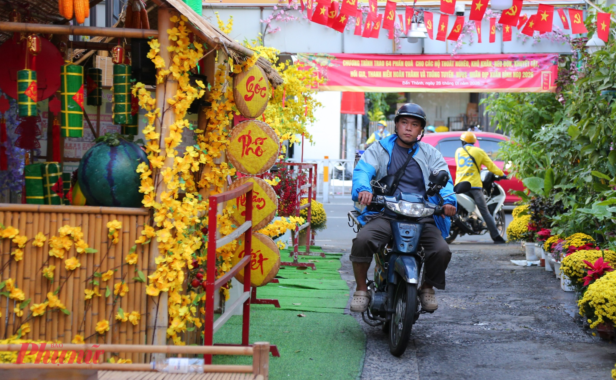Nhiều người dân nơi khác đến hẻm 153 Nguyễn Thị Minh Khai không khỏi ngạc nhiên khi hẻm được trang trí rực rỡ, ấn tượng đến vậy