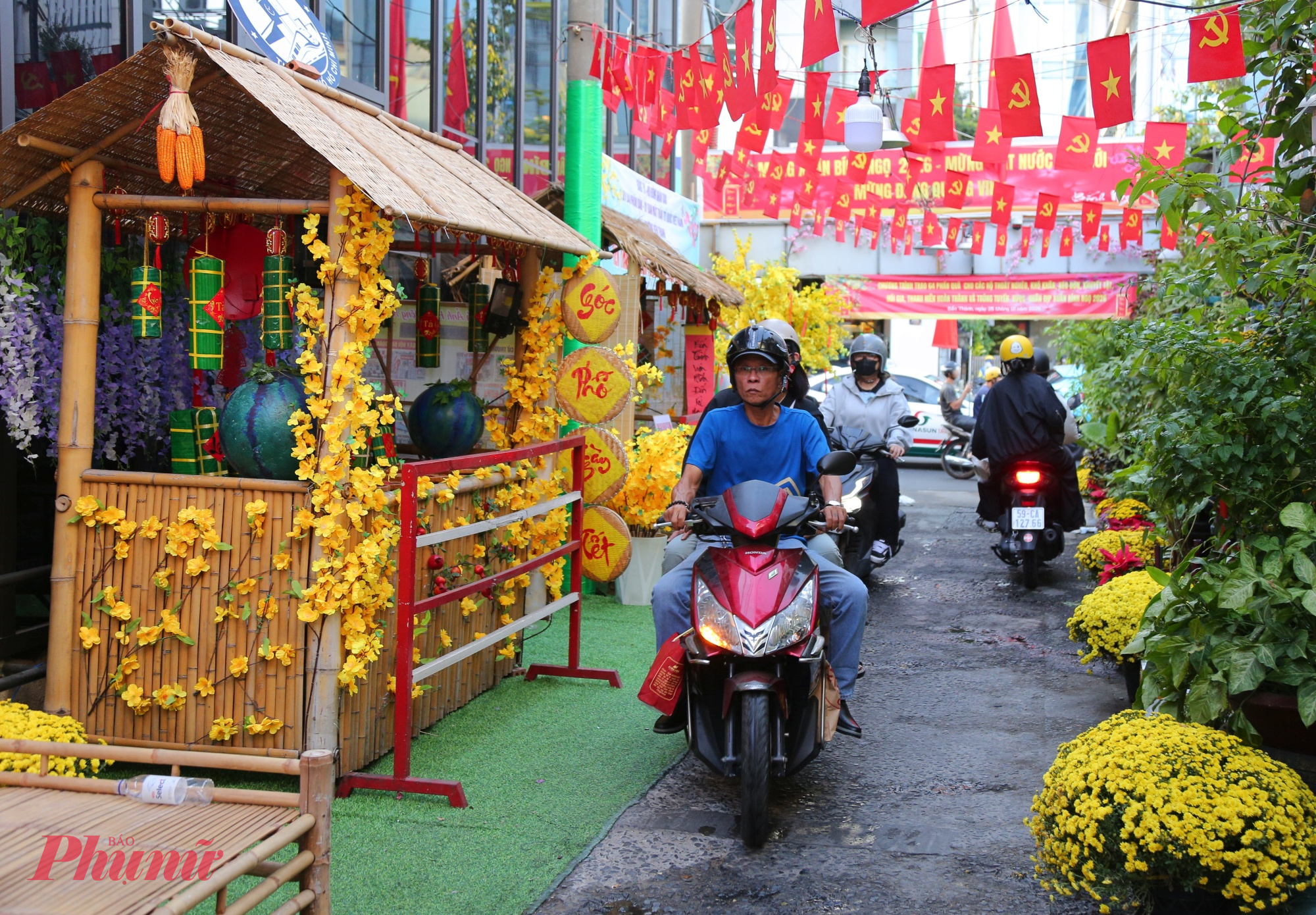 Điều dễ nhận thấy là dù mỗi hẻm có cách bài trí khác nhau, nhưng tất cả đều toát lên sự đồng lòng của người dân: từ việc chăm sóc hoa, giữ gìn tiểu cảnh đến việc cùng nhau tạo nên một không gian chung để sum họp, chụp ảnh, trò chuyện. 