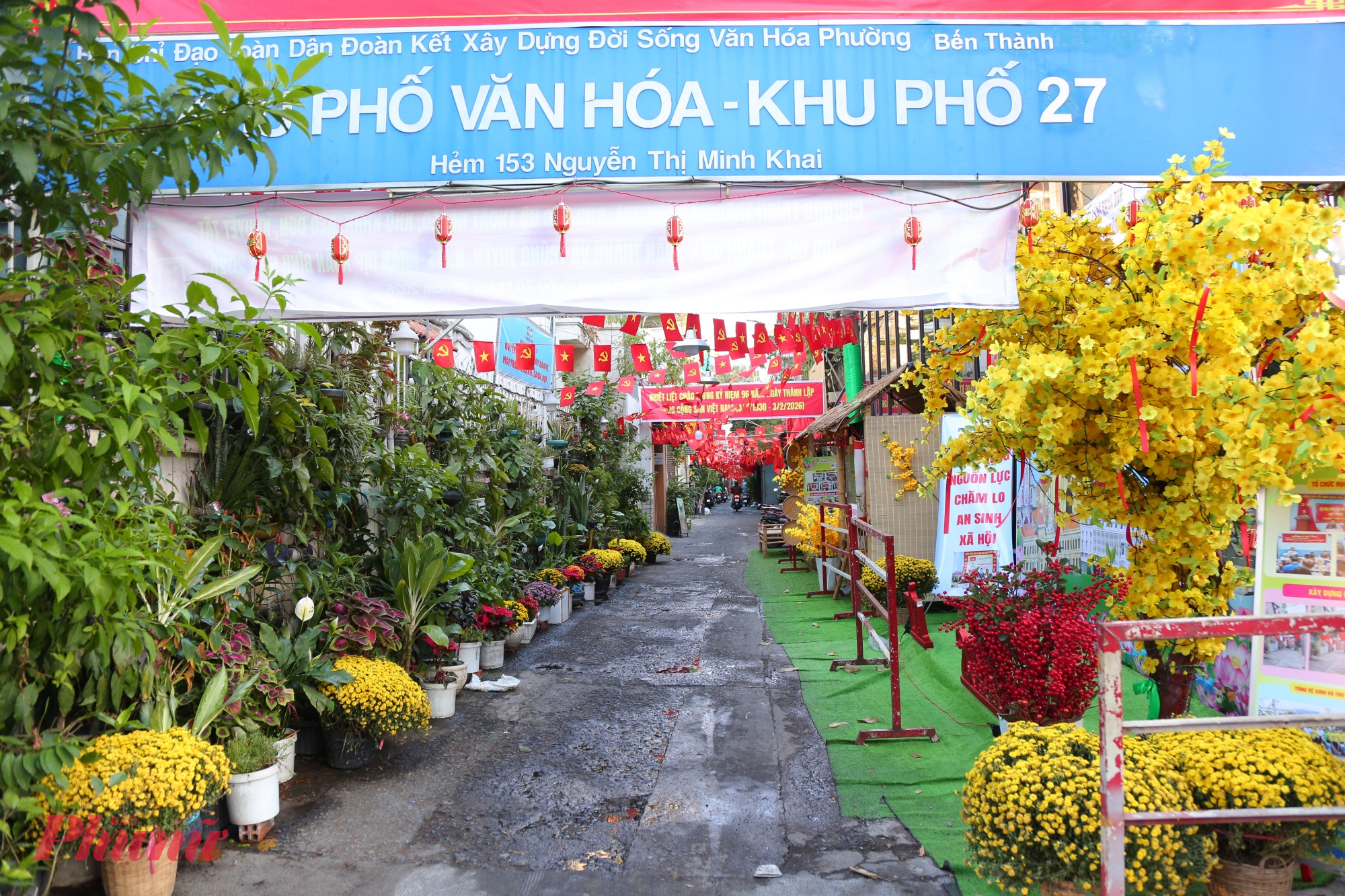 Cứ đến khoảng giữa tháng Chạp, khi các tuyến đường hoa lớn của TPHCM bắt đầu gấp rút thi công, thì ở nhiều khu dân cư, những con hẻm cũng khoác lên mình diện mạo mới với những “đường hoa mini” rực rỡ sắc xuân. 