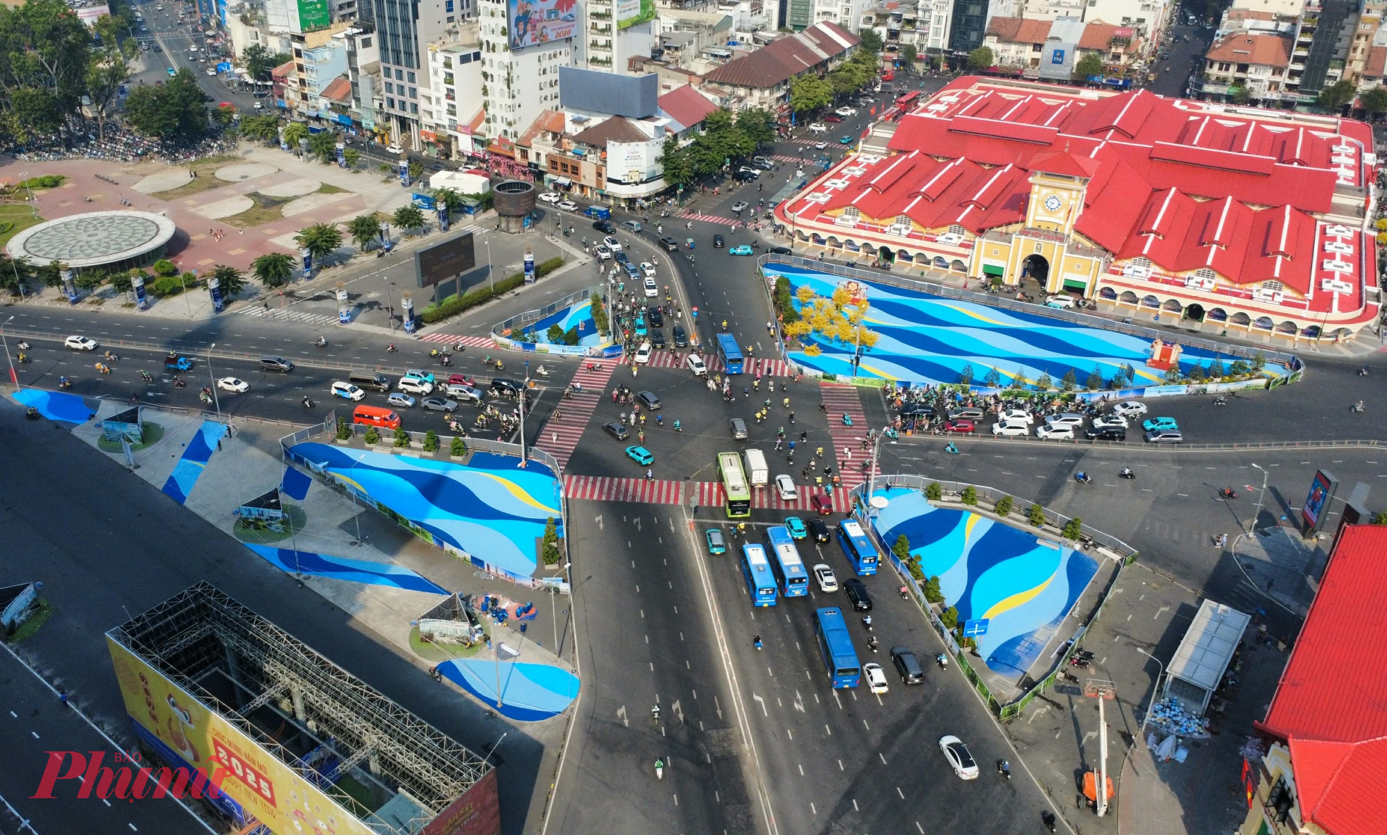 Cảnh quang trước chợ Bến Thành được sơn hình sóng nước tại các nền tiểu đảo giao thông