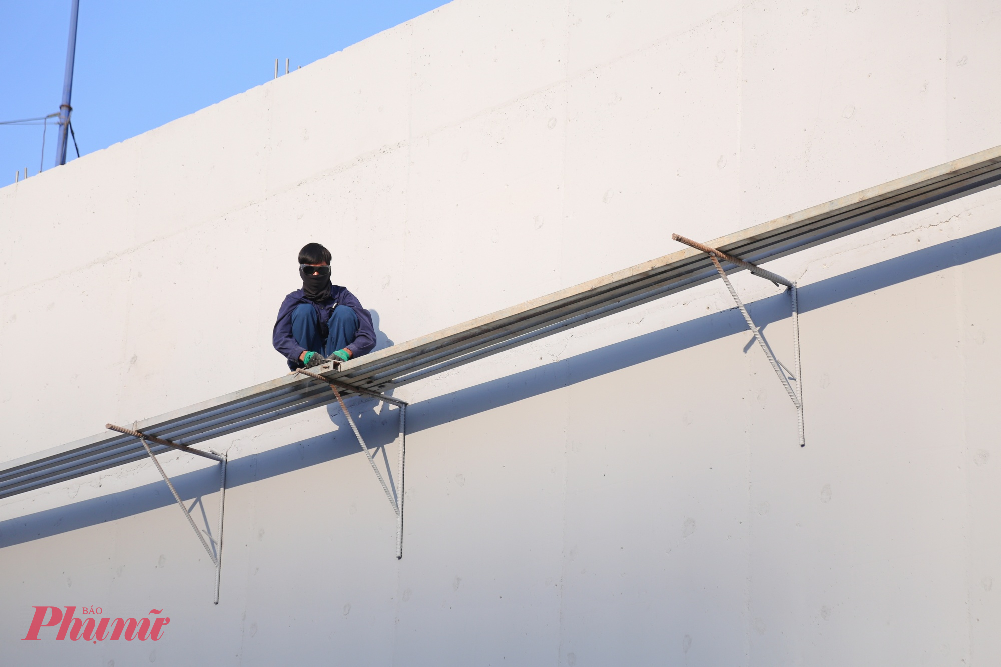 Công nhân đang kiểm tra những hạng mục vừa hoàn thiện tại hầm chui.