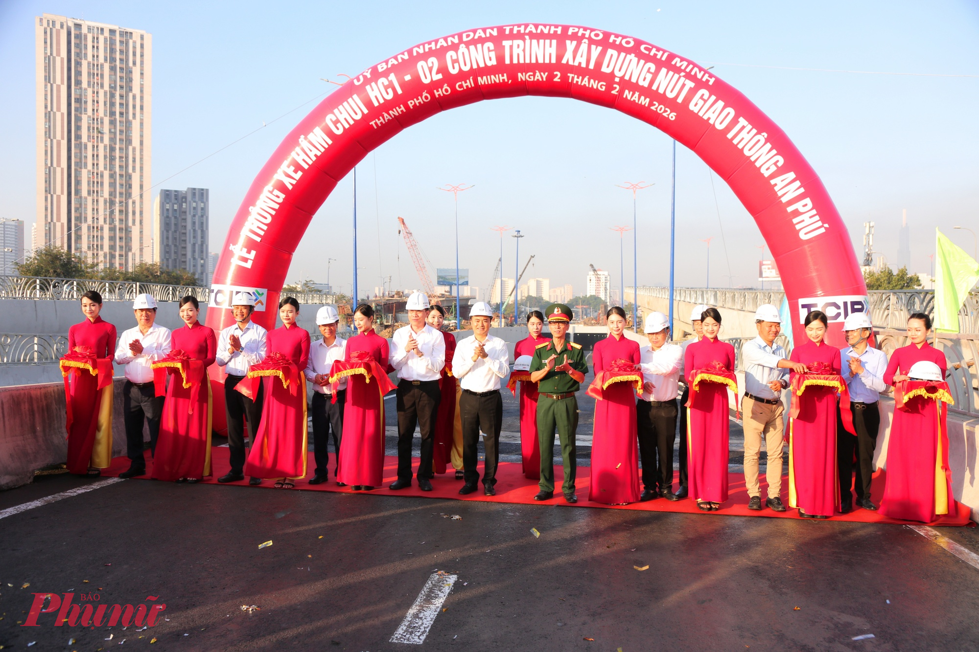 Sáng 2/2, Ban Quản lý dự án đầu tư xây dựng các công trình giao thông TPHCM (Ban Giao thông) đã chính thức thông xe hầm chui HC1-02, đây là tuyến hầm cuối cùng tại nút giao An Phú.