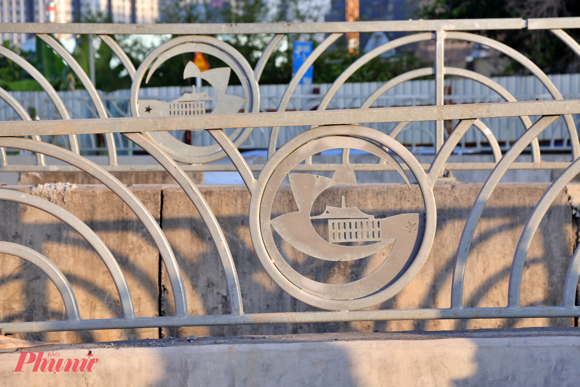 Lan can hầm được thiết kế có logo biểu tượng TPHCM