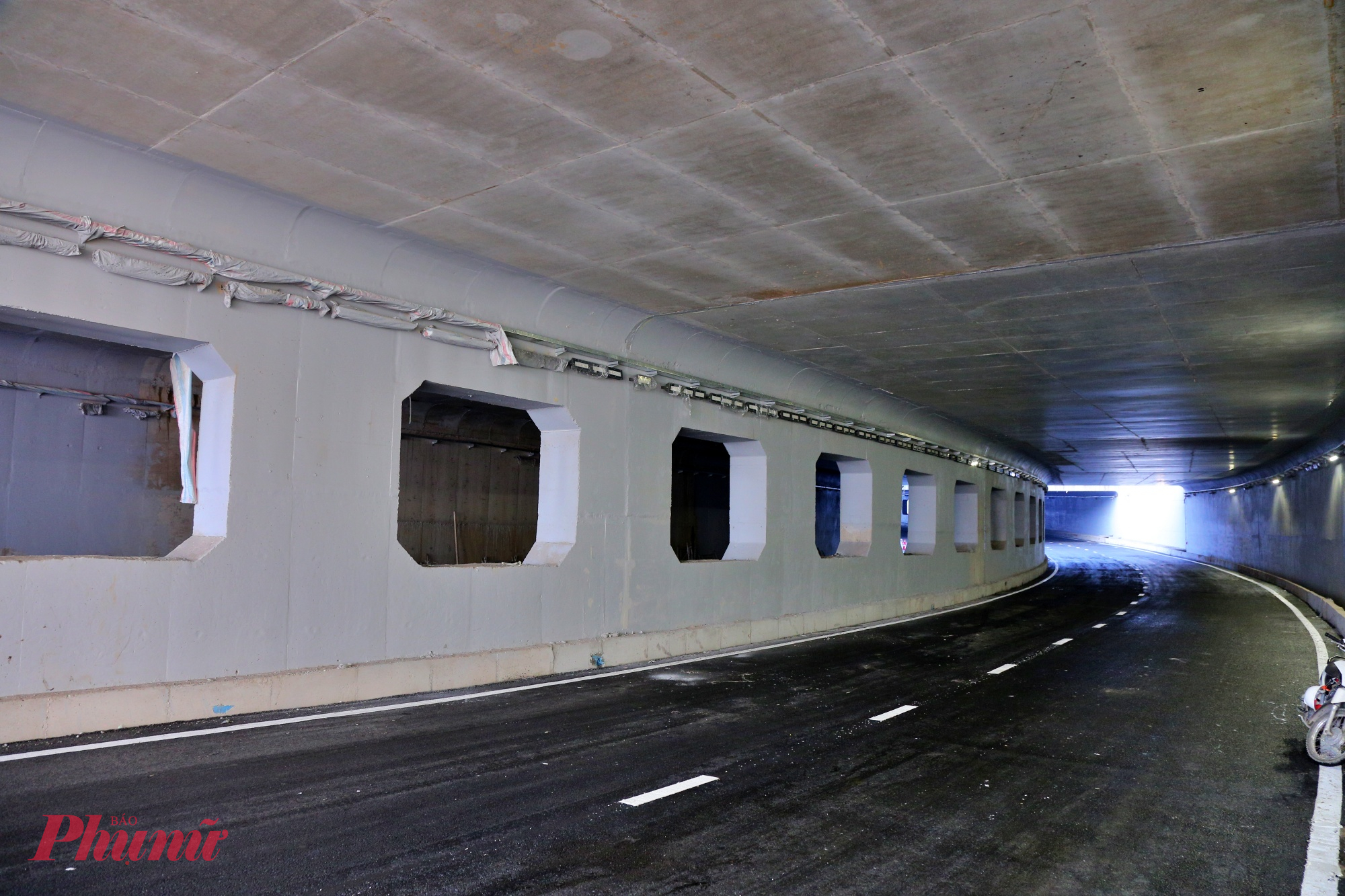 Tổng chiều dài hầm khoảng 480,4m, trong đó phần hầm kín dài khoảng 140,14m, gồm 7 đốt hầm, dạng kết cấu hình hộp kép. Phần hầm hở dài khoảng 340,26m, gồm 14 đốt hầm, dạng kết cấu chữ U, bề rộng lọt lòng 20,2m (có dải phân cách bê tông giữa 2 chiều xe chạy).