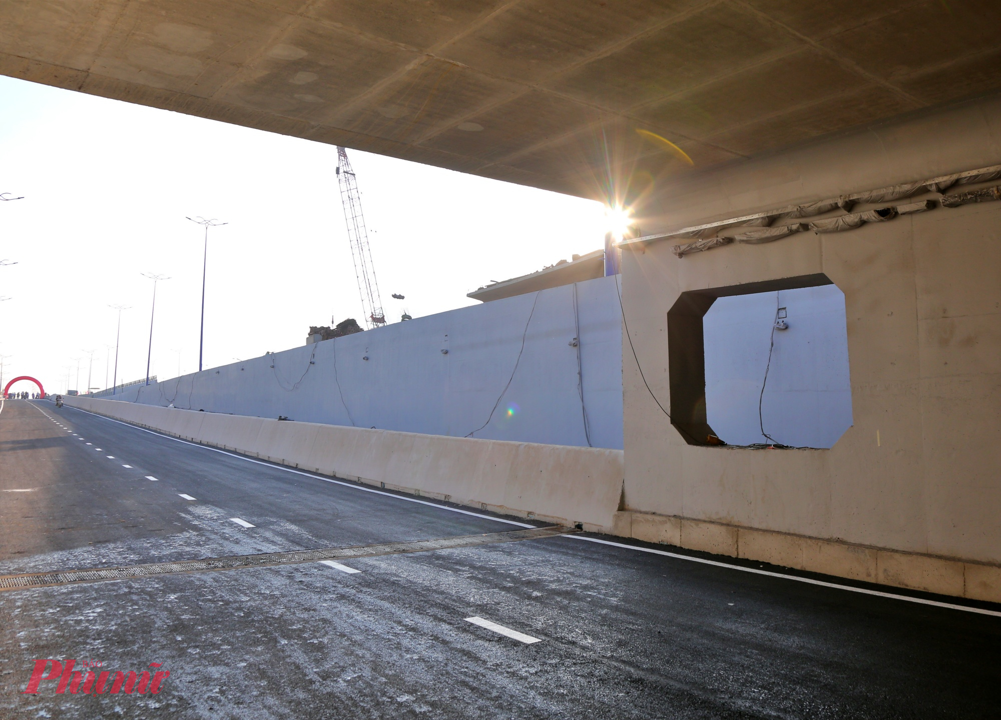 Hầm chui được bố trí trạm bơm, hệ thống mương thoát nước dọc, rãnh cắt nước ngang, bố trí chiếu sáng, và lan can trên tường hầm hở.