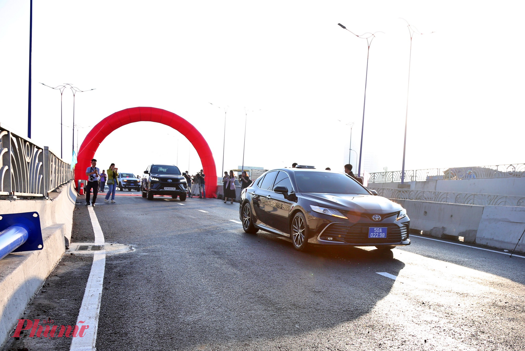 Theo phương án phân Sở Xây dựng TPHCM, Xe tải nhẹ (xe tải có khối lượng chuyên chở ≤ 2,5 tấn) không được phép lưu thông qua hầm chui trong các khung giờ từ 6 giờ đến 9 giờ và từ 16 giờ đến 20 giờ hằng ngày. Xe tải nặng (xe tải có khối lượng chuyên chở > 2,5 tấn) không được phép lưu thông qua hầm chui từ 6 giờ đến 22 giờ hằng ngày. Xe ô tô khách giường nằm không được phép lưu thông qua hầm chui từ 6 giờ đến 22 giờ hằng ngày. Cấm lưu thông qua hầm chui đối với các loại phương tiện và đối tượng sau: xe sơ mi rơ moóc, xe rơ moóc, máy kéo, xe chuyên dùng, xe mô tô, xe thô sơ và người đi bộ.