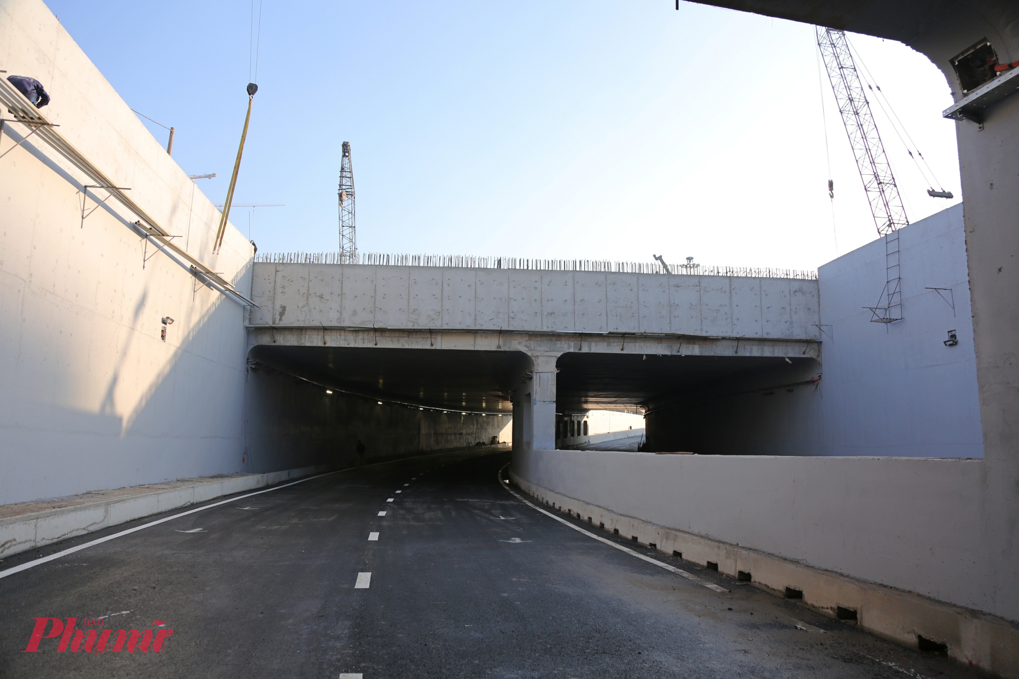 Đoạn hầm hở Phần hầm hở dài khoảng 340,26m, gồm 14 đốt hầm, dạng kết cấu chữ U, bề rộng lọt lòng 20,2m (có dải phân cách bê tông giữa 2 chiều xe chạy).