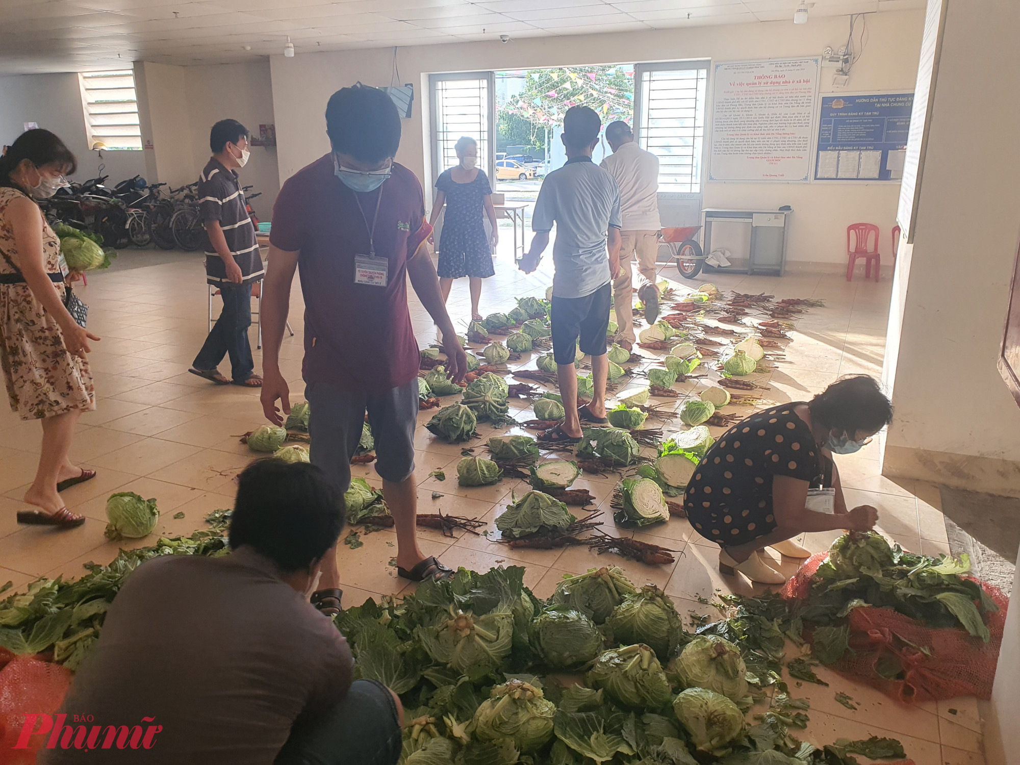 Trải qua dịch dã đối diện với hiểm nguy, tình làng xóm thêm bền chặt và sẻ chia.