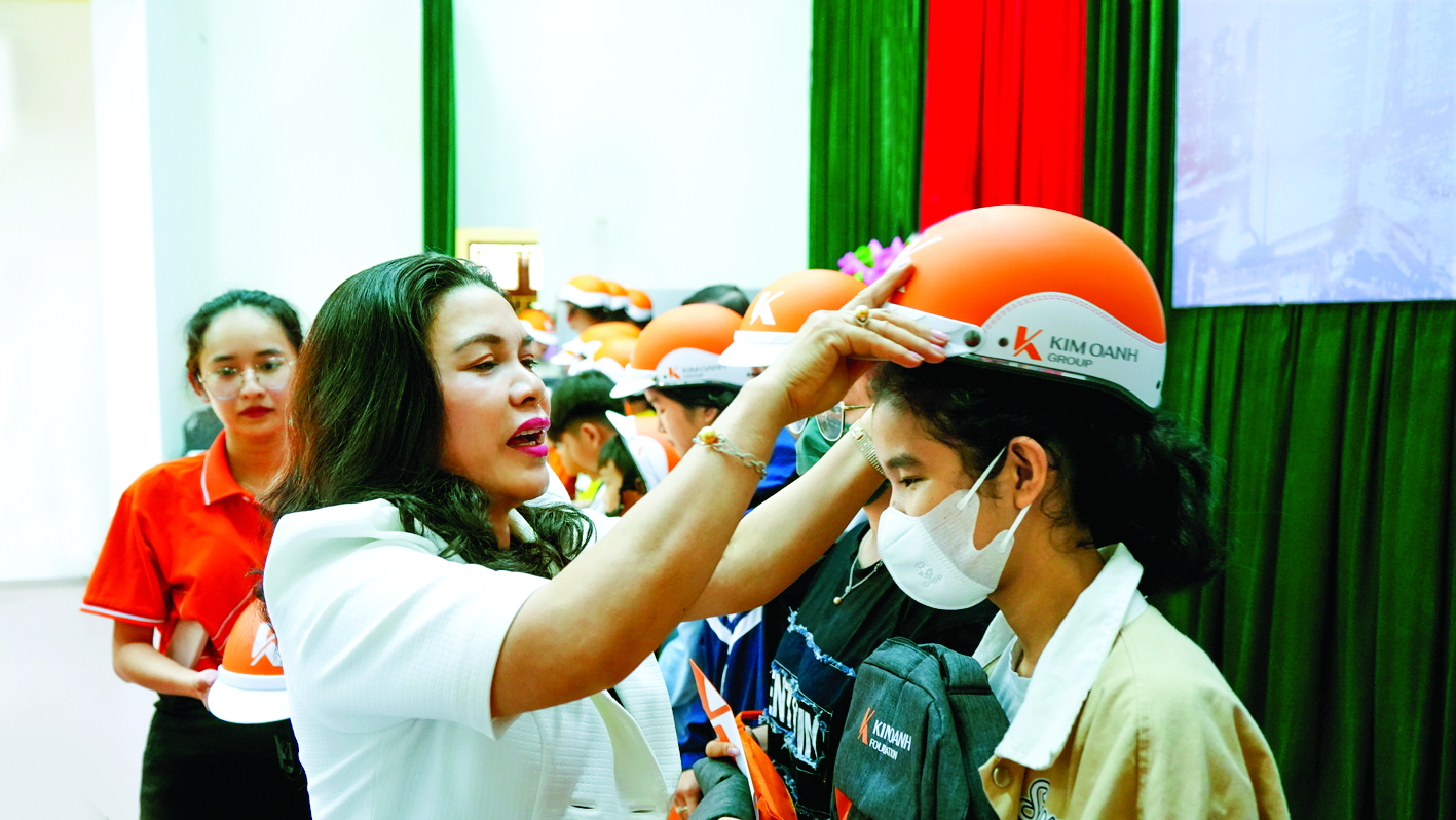 Doanh nhân Đặng Thị Kim Oanh - Chủ tịch Hội đồng quản trị Kim Oanh Group: “Cây có gốc, người có cội” Bà Đặng Thị Kim Oanh tặng nón bảo hiểm và những phần quà khác cho các em học sinh tại Quảng Trị