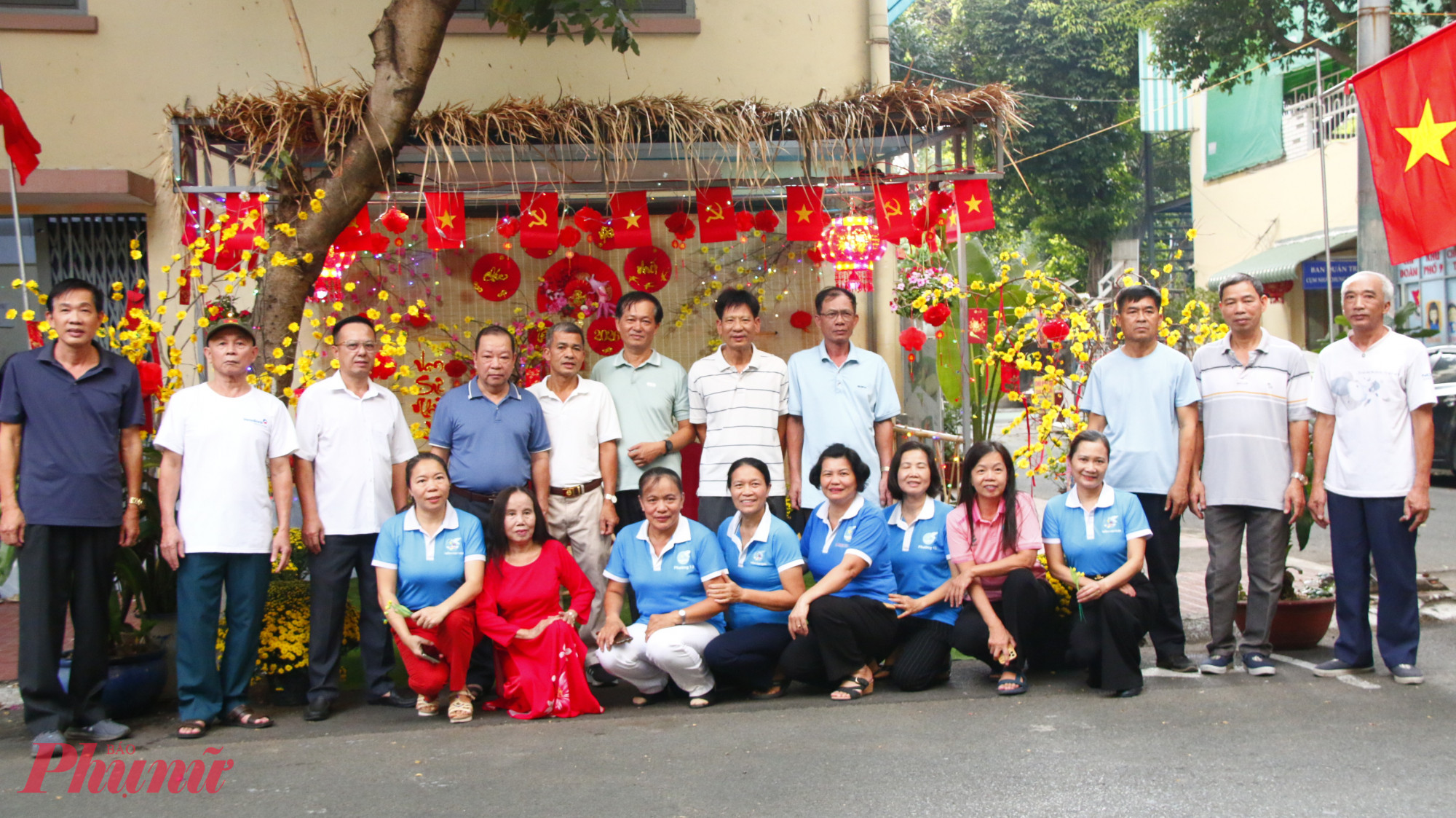 Bà Nguyễn Thị Kim Điệp – Chi hội trưởng Chi hội Phụ nữ khu phố 43 cho biết, góc Tết xưa là công trình được Ban Công tác Mặt trận, Chi hội Phụ nữ khu phố phối hợp thực hiện, với sự chung tay của Ban Quản lý chung cư. Kinh phí thực hiện khoảng 20 triệu đồng. Riêng tuyến đường trang trí cờ, đèn dài hơn 200m còn nhận được sự hỗ trợ tích cực của các anh trong khu phố, góp phần tạo nên không gian xuân rộn ràng, gắn kết cộng đồng.