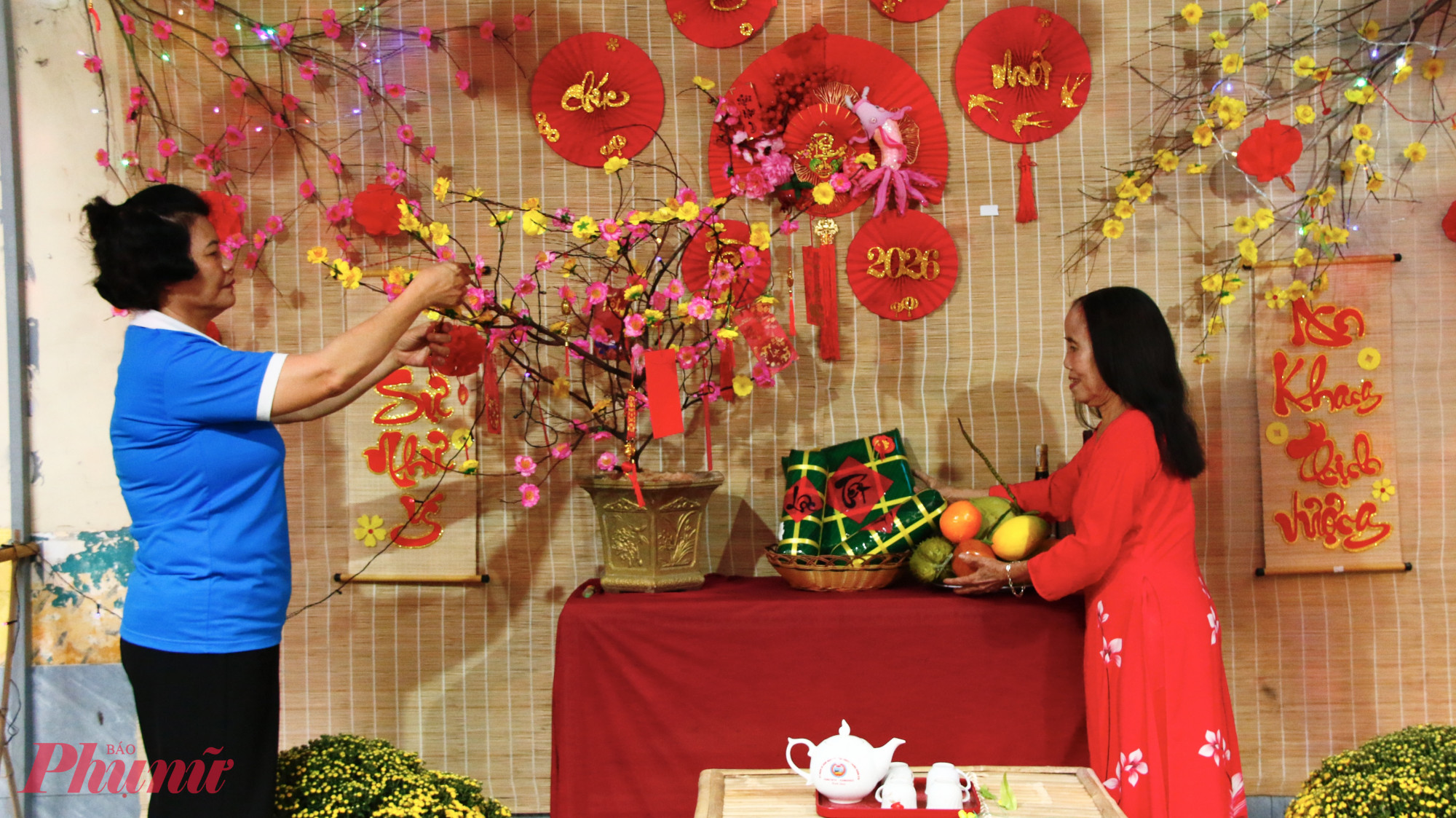 Bà Trịnh Thị Hồng, cư dân lô A1 chung cư K300, phấn khởi diện áo dài đỏ đến góc Tết chụp ảnh. Bà chia sẻ, không cần đi đâu xa, ngay trong khu mình ở đã có góc Tết đẹp không khí xuân thêm rộn ràng, ấm áp. Theo bà, những “góc Tết” trong khu phố giúp bà con, nhất là người lớn tuổi, dễ dàng lưu giữ khoảnh khắc xuân, đồng thời góp phần gắn kết tình làng nghĩa xóm, tạo nét đẹp văn hóa cộng đồng giữa đô thị.