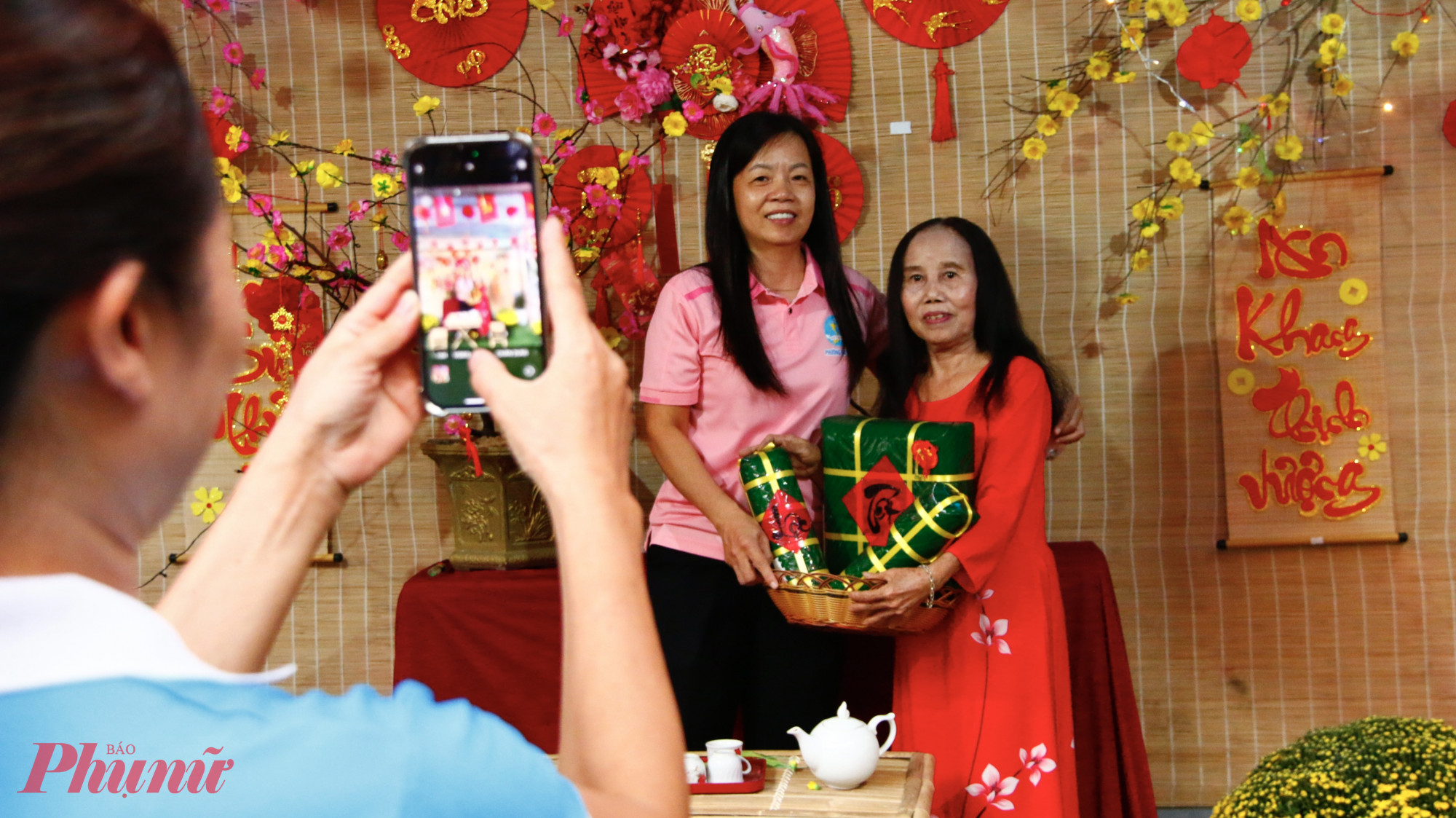 Khi hoàn thành, góc Tết nhanh chóng trở thành điểm check-in quen thuộc của người dân chung cư và khu phố. 