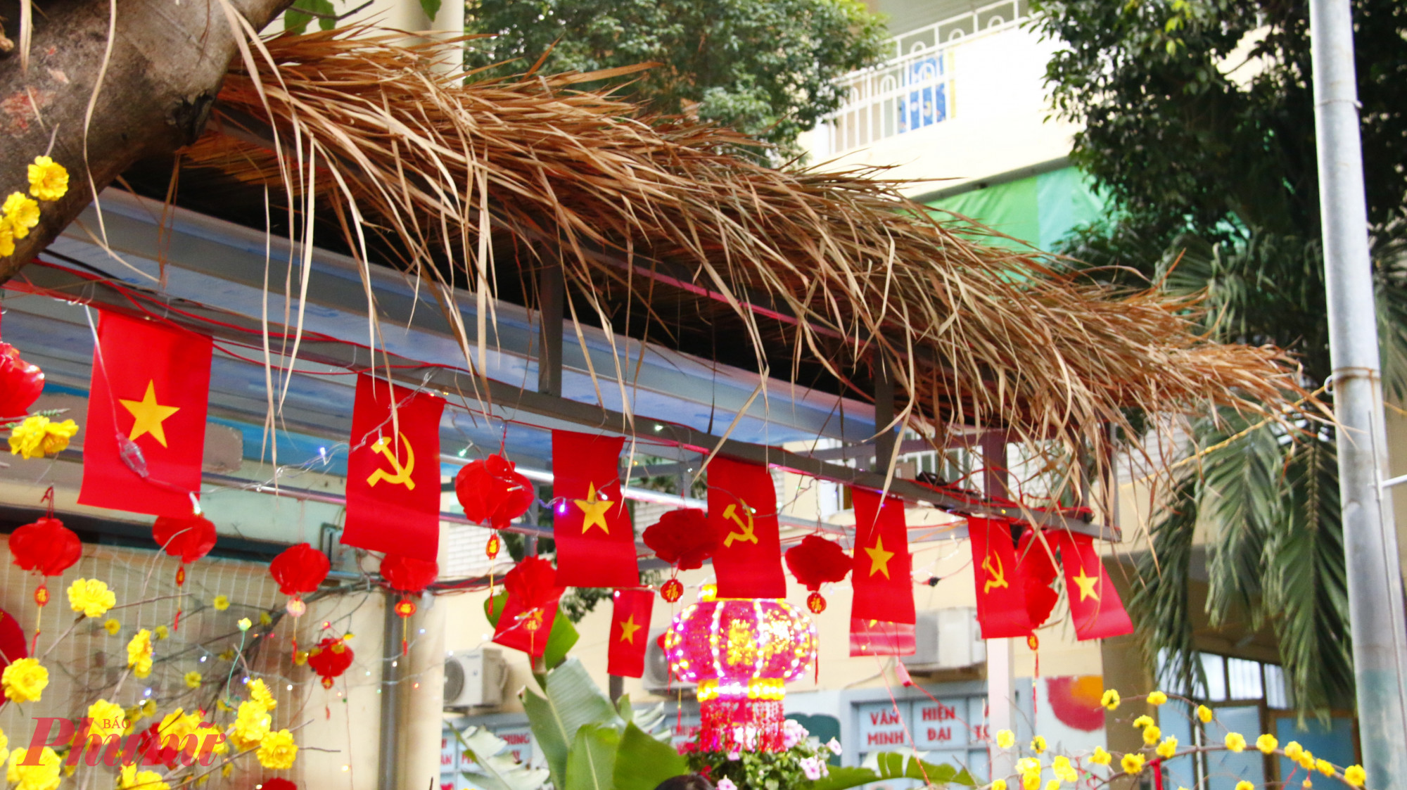 Góc tết được làm từ những vật liệu xưa