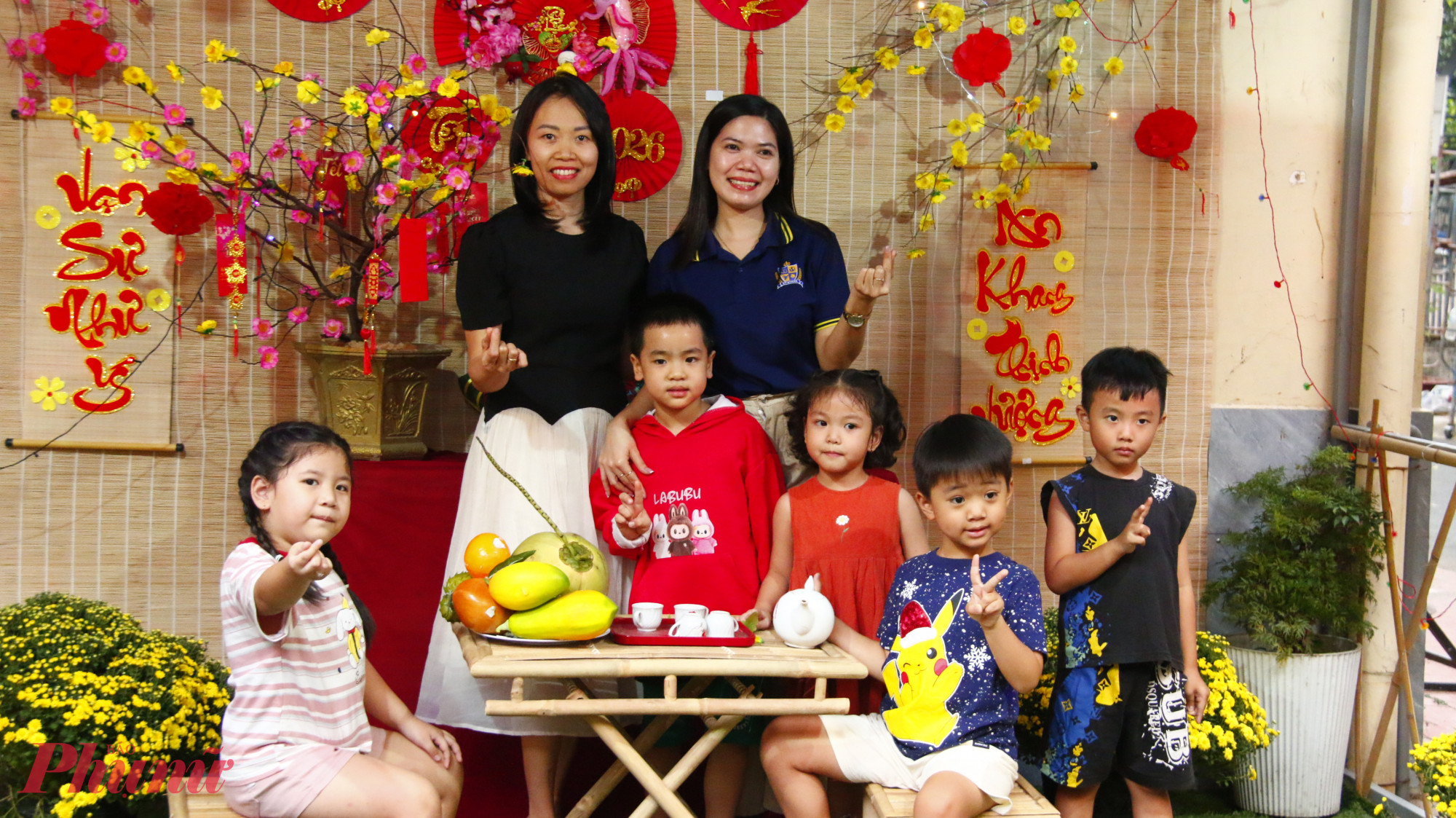 Nhiều gia đình, người dân xung quanh, đặc biệt là các em nhỏ tại trường mầm non gần đó, đã đến chụp ảnh, lưu giữ những khoảnh khắc xuân ấm áp trong không gian Tết truyền thống.