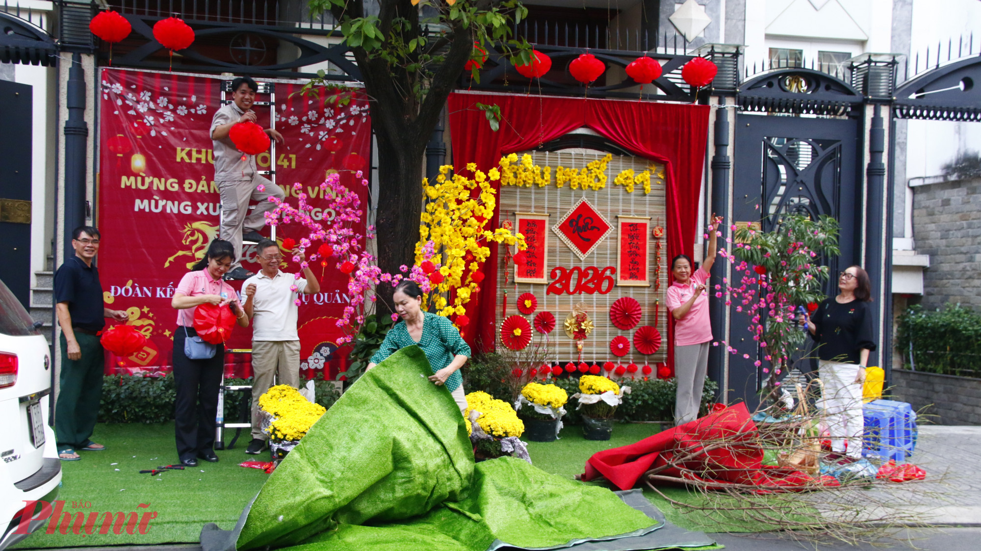 Góc Tết trên đường Nguyễn Minh Hoàng, khu phố 41, cũng được người dân và hội viên phụ nữ khu phố chung tay trang trí.