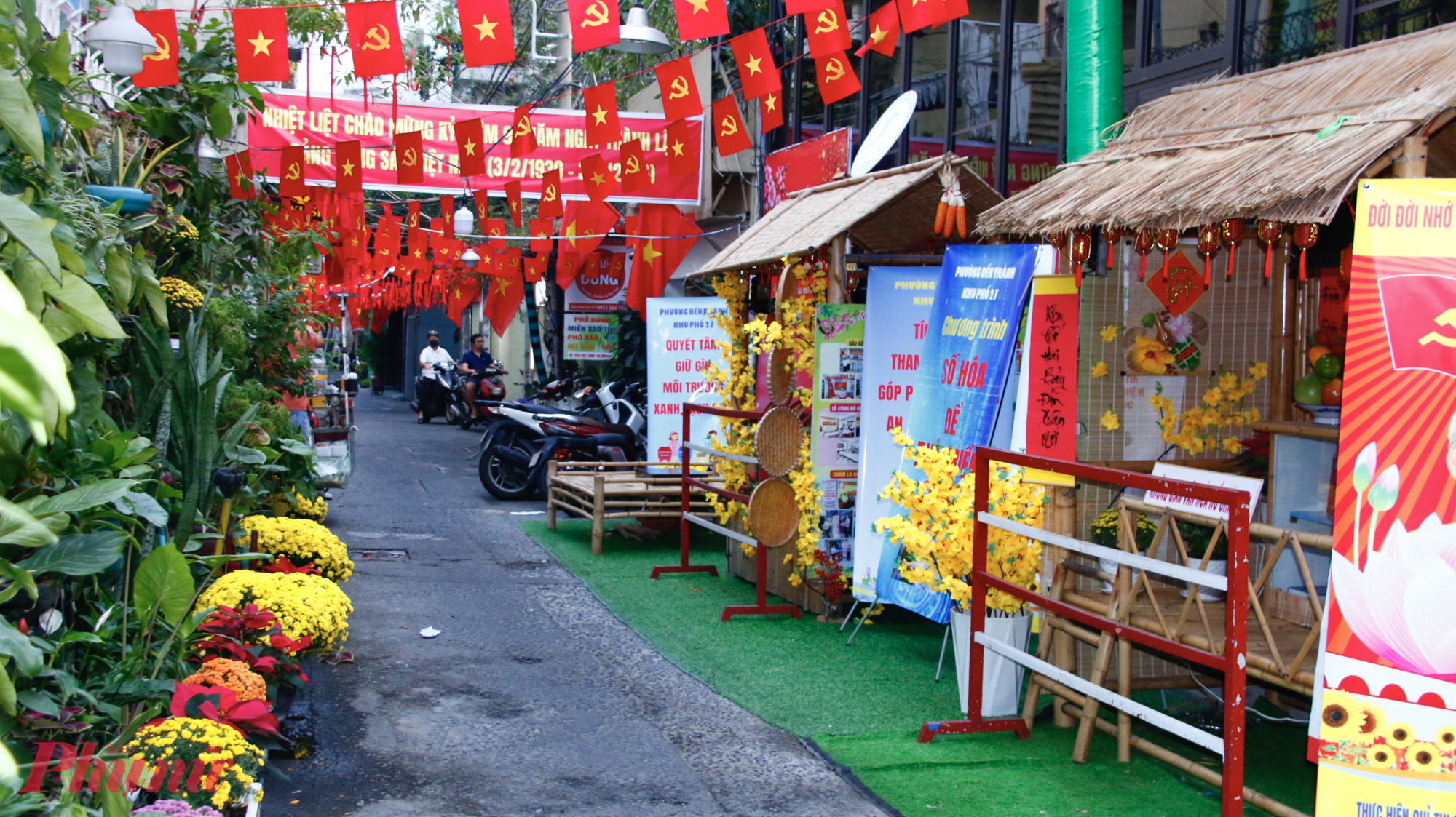 Hẻm nhỏ tại số 153 Nguyễn Thị Minh Khai (khu phố 27, phường Bến Thành, TPHCM) trở nên rộn ràng và đầy sức sống mỗi đọ xuân về. Ngay từ đầu hẻm, không gian “Góc Tết” được người dân khu phố trang trí công phu với nhiều bối cảnh sinh động. Bà Nguyễn Thị Ngọc Cẩm – Trưởng khu phố 27, phường Bến Thành chia sẻ: Một bên là các tiểu cảnh mang đậm hồn Tết truyền thống, bên còn lại là khu trưng bày theo chủ đề “sống xanh” với nhiều cây cảnh, mảng xanh hài hòa, tạo nên điểm nhấn thân thiện với môi trường. Bên cạnh đó, góc tết còn lồng ghép tuyên truyền nhiều nội dung về chuyển đổi số; phòng cháy, chữa cháy, an ninh trật tự; xây dựng môi trường xanh – sạch – đẹp; đẩy mạnh học tập và làm theo tư tưởng, đạo đức, phong cách Hồ Chí Minh…