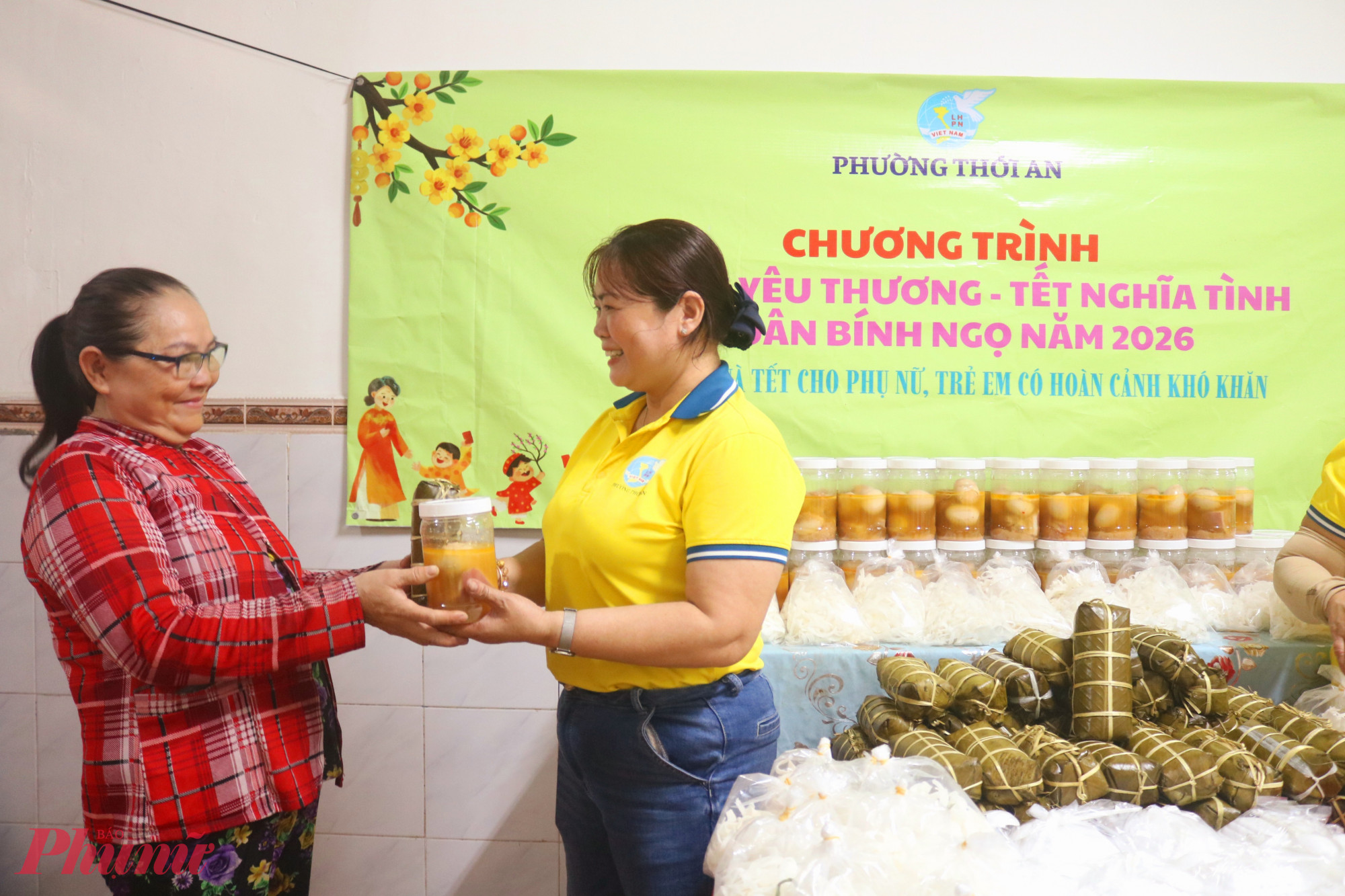 Chị Nguyễn Thị Thủy – Chi hội trưởng Chi hội Phụ nữ khu phố 19, cụm trưởng cụm thi đua 1 (bìa phải) trao quà đến các dì, các chị hội viên - Ảnh: Mẫn Nhi 