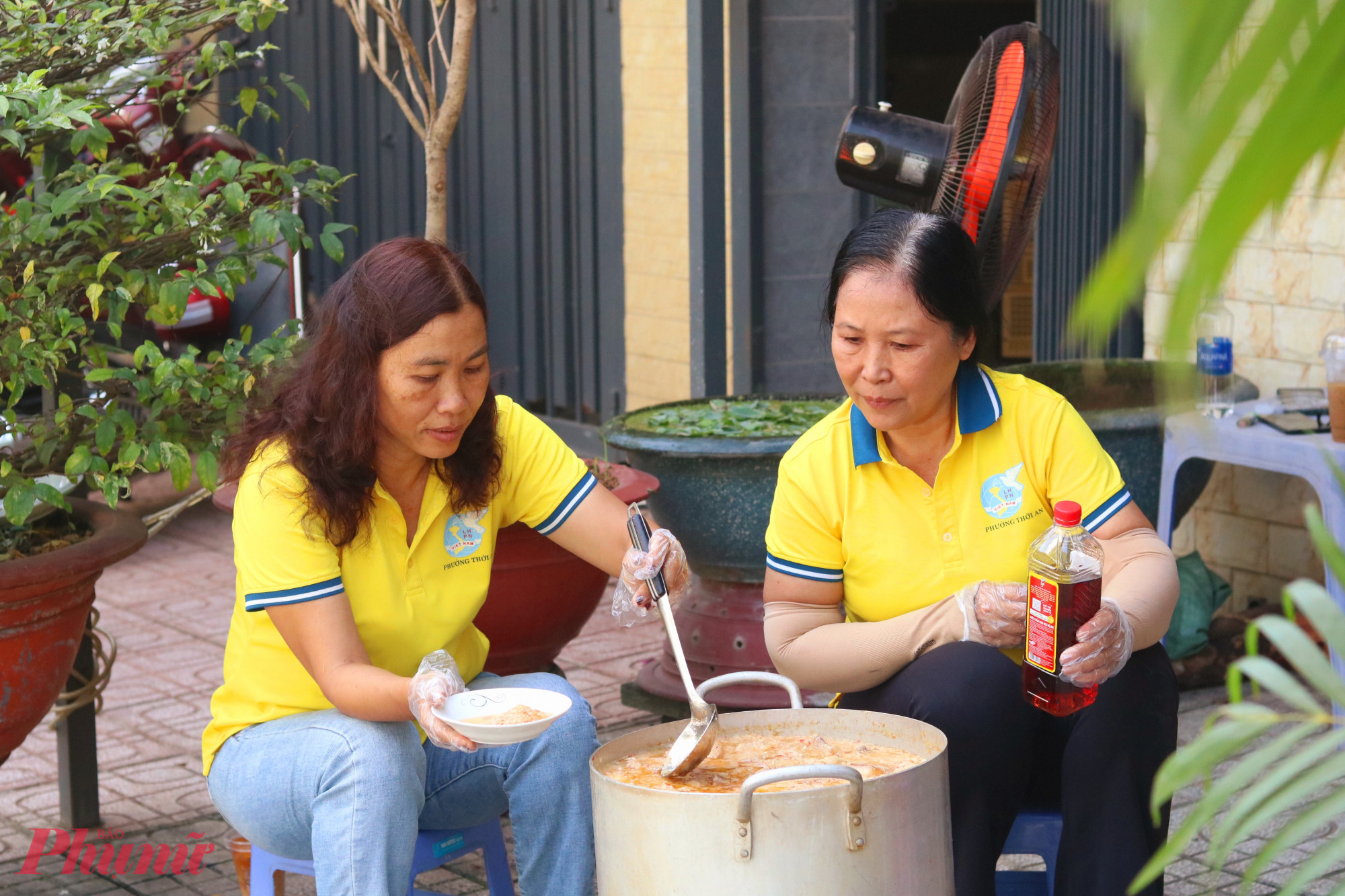 Nồi thịt kho tàu nồng ấm nghĩa tình của phụ nữ phường Thới An - Ảnh: Mẫn Nhi