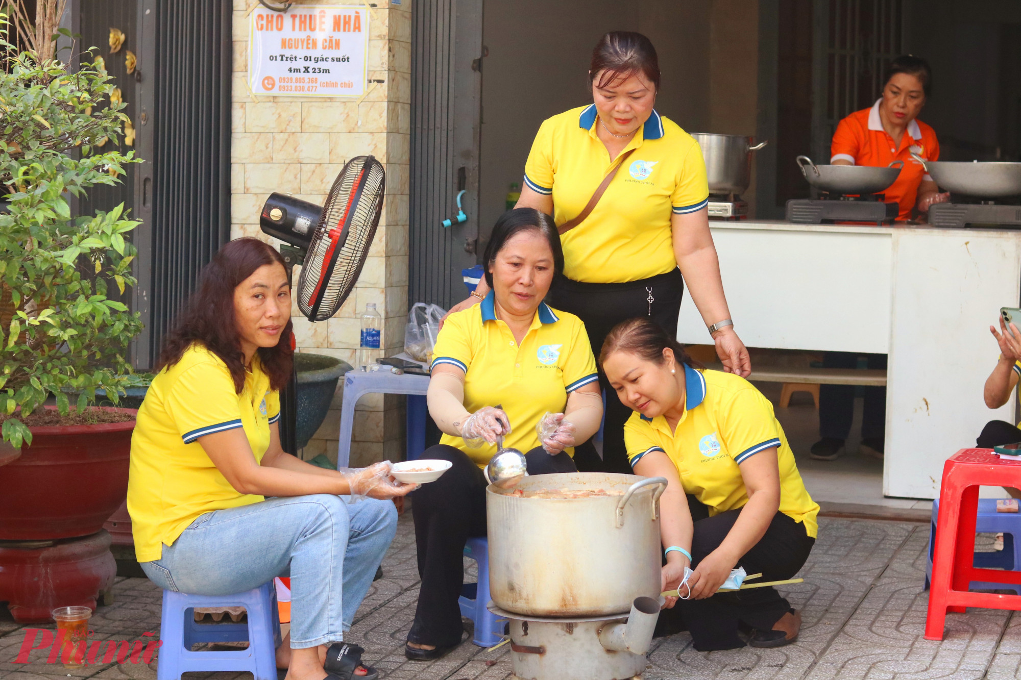 Cán bộ, hội viên phụ nữ cụm thi đua 1, trực thuộc Hội LHPN phường Thới An cùng tề tựu sên mứt dừa, kho thịt - Ảnh: Mẫn Nhi