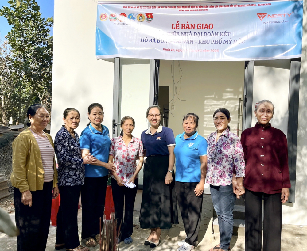 Hội LHPN phường Bình Cơ tặng quà chúc mừng bà Đồng Thị Vân (thứ tư từ trái qua) nhân dịp bàn giao nhà mới