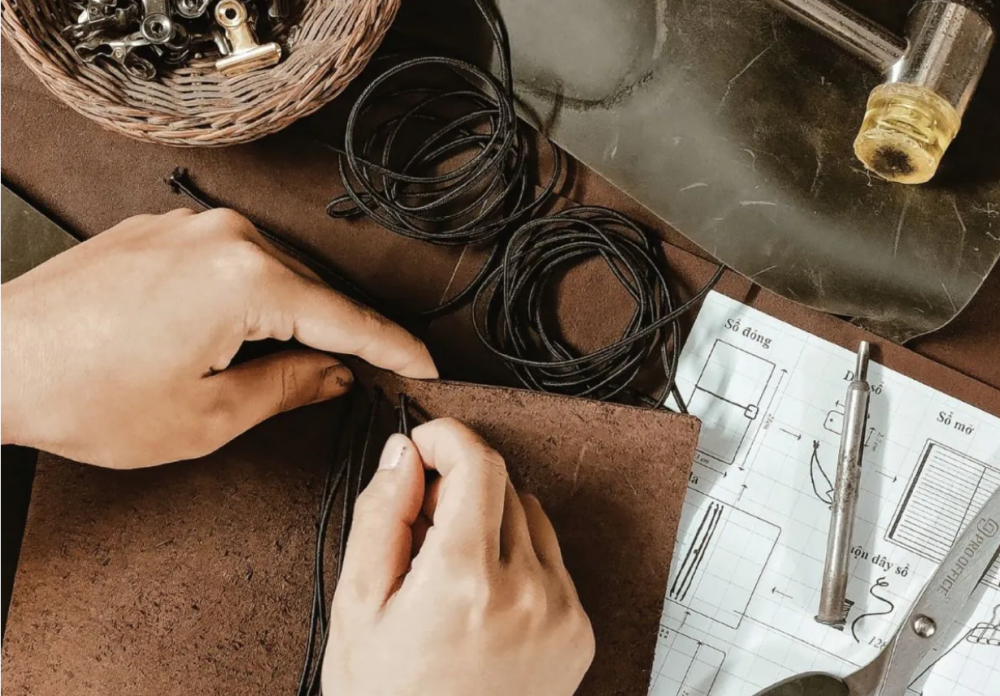 Với không gian mang hơi thở trầm lắng và mộc mạc, Noteworthy (153/18 Cao Thắng, phường Phú Định, Quận 10) mở ra một khoảng riêng để các cặp đôi cùng nhau  tạo nên những quyển sổ handmade độc đáo, mang đậm dấu ấn cá nhân. . Tại đây, hai bạn sẽ thong thả lựa chọn bìa da, chất giấy và từng điểm nhấn trang trí theo gu riêng, để mỗi cuốn sổ trở thành một dấu ấn chung. Quá trình làm sổ tay không chỉ là trải nghiệm sáng tạo, mà còn là dịp để cả hai lắng nghe, chia sẻ và lưu giữ những kỷ niệm nhỏ bé nhưng đầy ý nghĩa của một buổi hẹn cuối tuần.