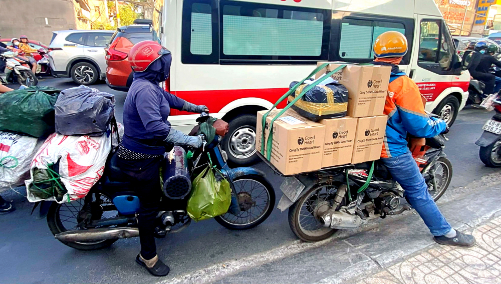 TPHCM có nhiều xe máy cũ được người dân dùng để chở hàng hóa - ẢNH: TỨ QUÝ