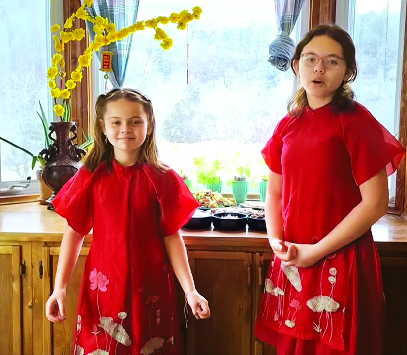 Lyly - Violet chúc tết ông bà, cha mẹ và người thân