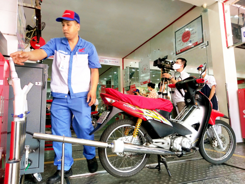 Thử nghiệm kiểm tra khí thải xe máy tại một cửa hàng ở TPHCM ẢNH: TỨ QUÝ