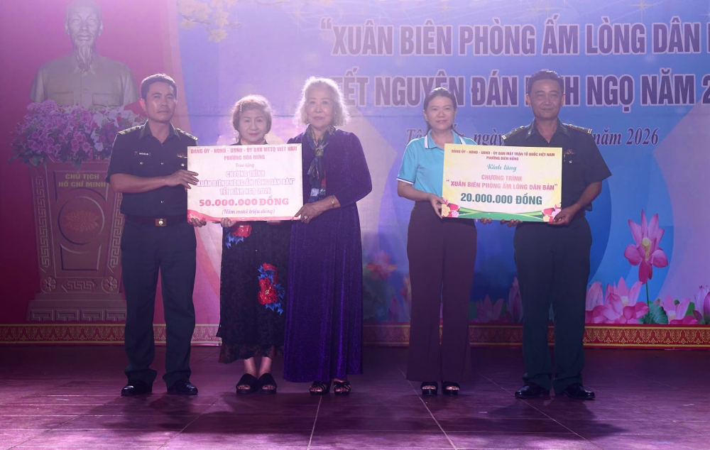 Ủy ban MTTQ Việt Nam phường và Hội LHPN phường Diên Hồng trao kinh phí hỗ trợ cho Đồn Biên phòng Tân Thành và Đồn Biên phòng Lộc An để thực hiện chương trình “Xuân biên phòng ấm lòng dân bản”.