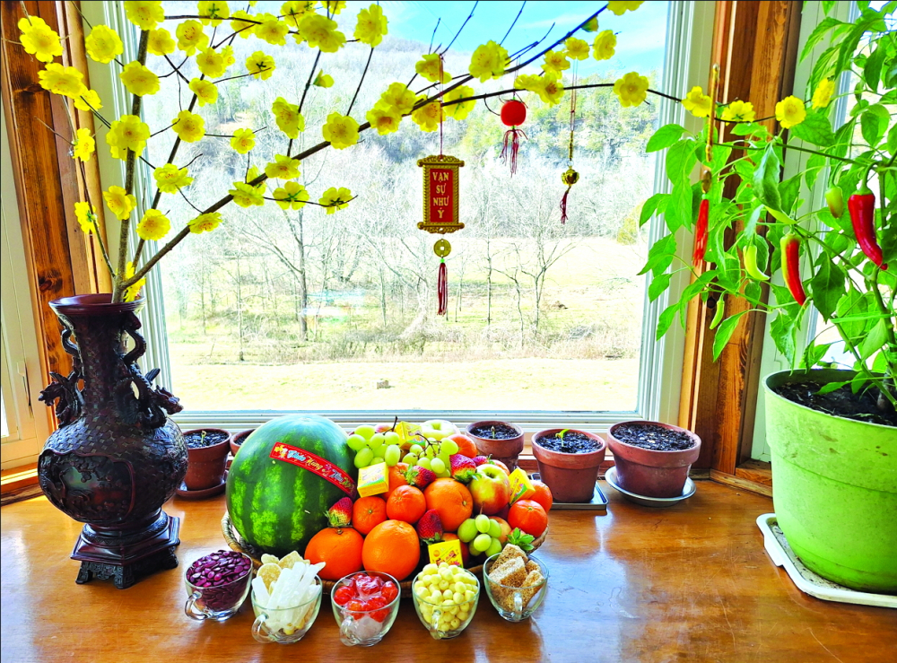 Buổi chiều cuối năm ở thung lũng Jasper bên ngoài  lạnh lẽo, nhưng không gian nhà chị Nhân vẫn ấm áp đậm sắc xuân, tươm tất với mâm ngũ quả, mâm cỗ thuần Việt 