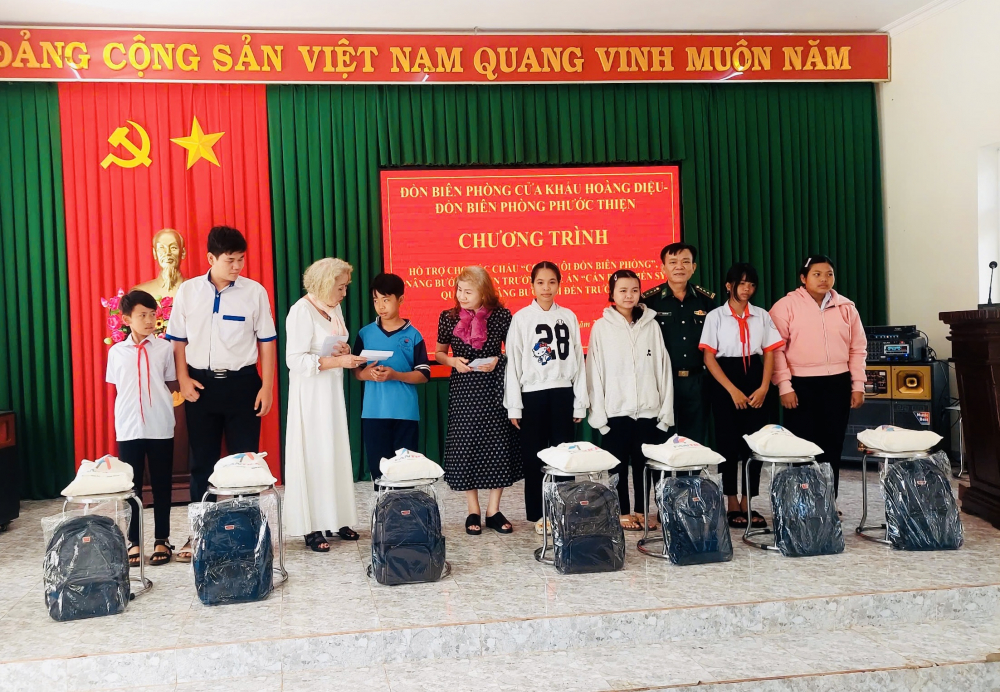 Đoàn đến thăm và trao quà cho các con nuôi Đồn Biên phòng Tân Thành