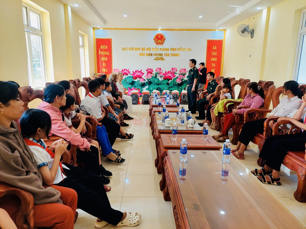 Đoàn đến thăm và trao quà cho các con nuôi Đồn Biên phòng Tân Thành