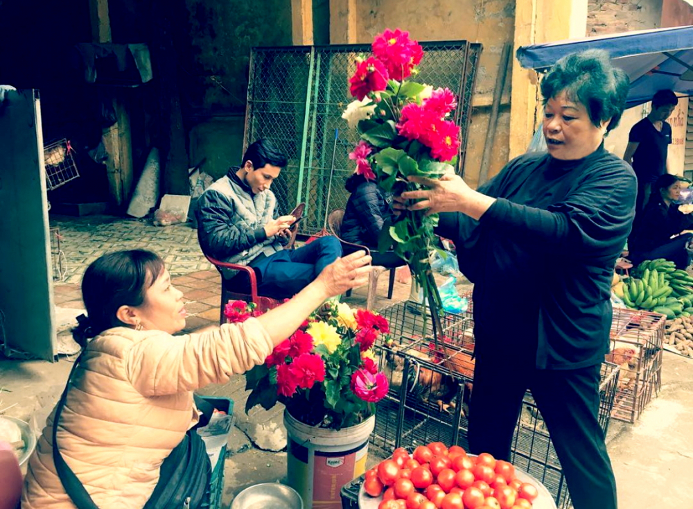 Mẹ tác giả chọn hoa ngày tết