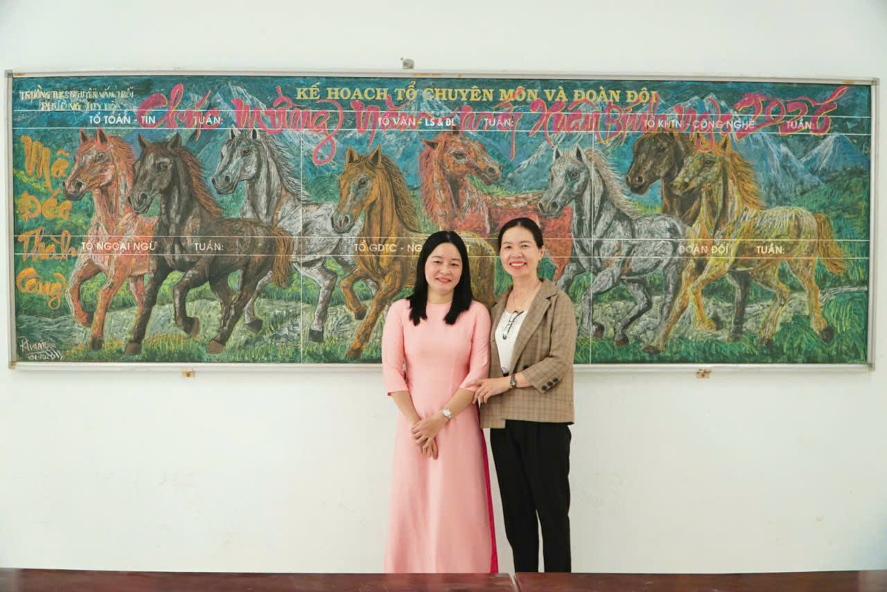 Không chỉ mang ý nghĩa cầu chúc may mắn, hanh thông trong năm mới, bức tranh còn thể hiện rõ tài năng, tâm huyết của người giáo viên Mỹ thuật, đồng thời lan tỏa ngọn lửa đam mê sáng tạo đến đồng nghiệp và các thế hệ học trò.