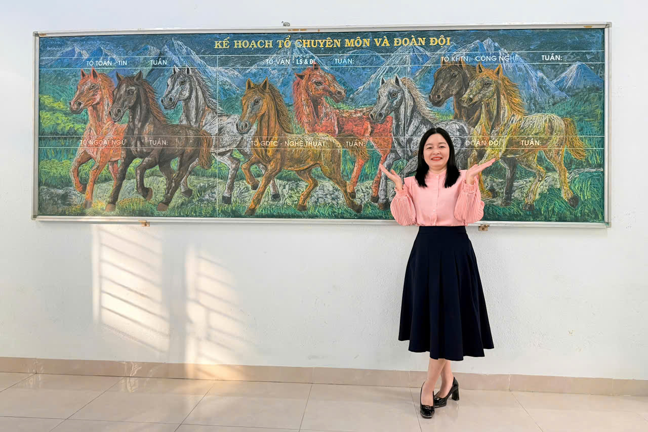 Theo cô Trâm, việc vẽ tranh trên bảng khó hơn rất nhiều so với vẽ trên giấy bởi diện tích lớn, đòi hỏi bố cục phải thật cân đối, hài hòa. Trong suốt quá trình thực hiện, cô đã nhận được nhiều ý kiến góp ý quý báu từ đồng nghiệp để hoàn thiện tác phẩm.