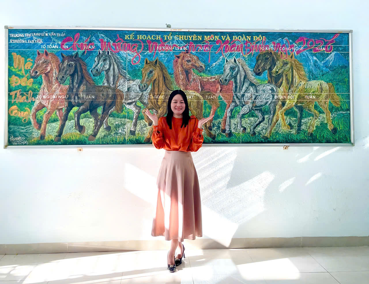 Nhiều người không khỏi sửng sốt, thán phục trước những nét vẽ tinh tế, sống động, khiến mặt bảng quen thuộc của lớp học như được “thổi hồn”.