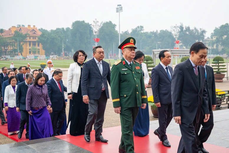 Đại biểu viếng Chủ tịch Hồ Chí Minh nhân kỷ niệm 96 năm Ngày thành lập Đảng Cộng sản Việt Nam - Ảnh: VGP/Nhật Bắc