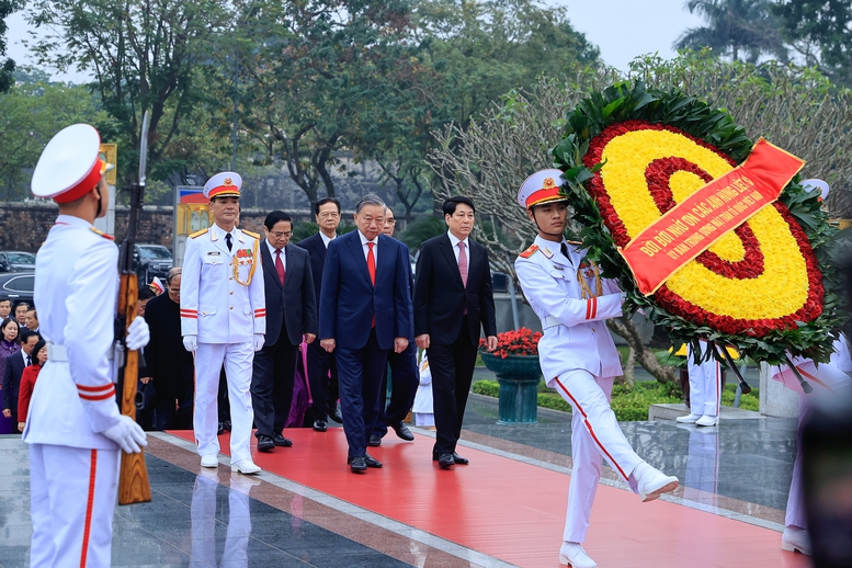 Lãnh đạo Đảng, Nhà nước đến đặt vòng hoa tưởng niệm các anh hùng liệt sĩ tại Đài tưởng niệm các Anh hùng liệt sĩ trên đường Bắc Sơn, Hà Nội - Ảnh: VGP/Nhật Bắc